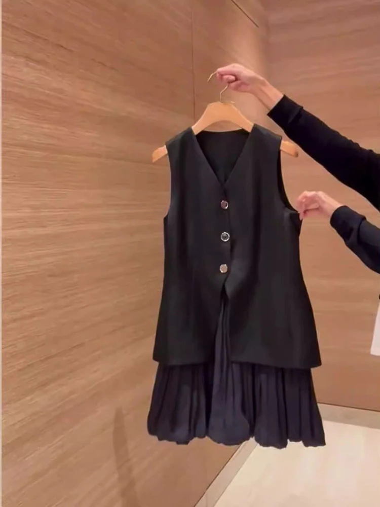 

Корейский стиль: модный летний комплект-двойка для женщин 2026 года – черный жилет на одной пуговице + плиссированная короткая юбка