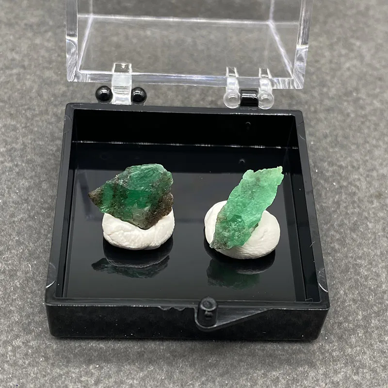 100%  Natural Emerald Mineral Specimens Stones and Crystals Healing Crystal   +Box size:35*35*35 mm