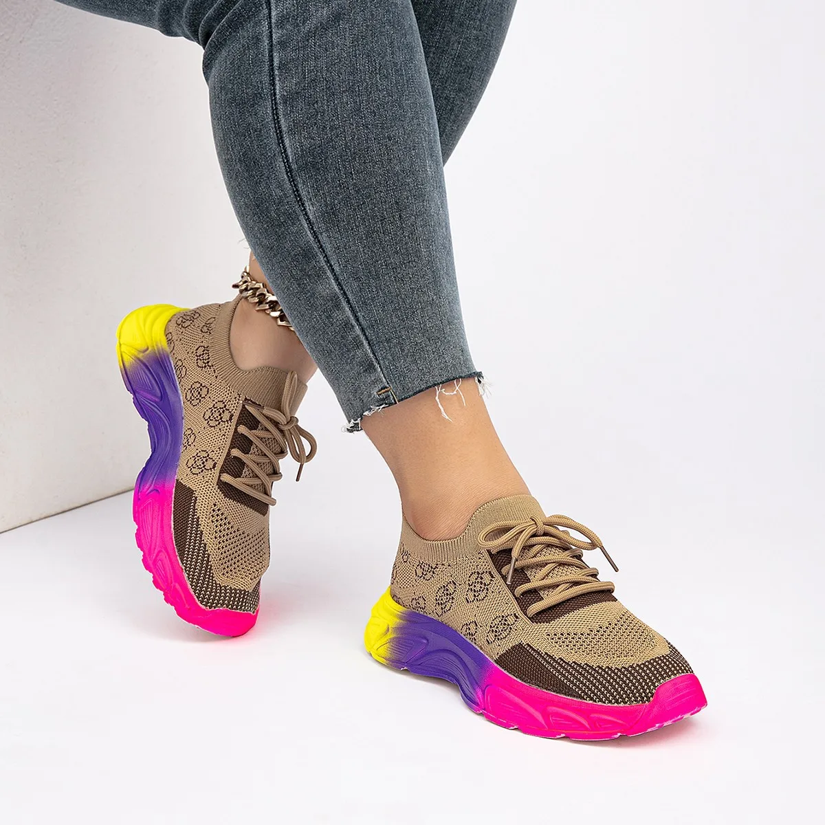 Nueva moda casual primavera y otoño parte superior baja parte inferior del arco iris color a juego cabeza redonda zapatillas de punto voladoras planas