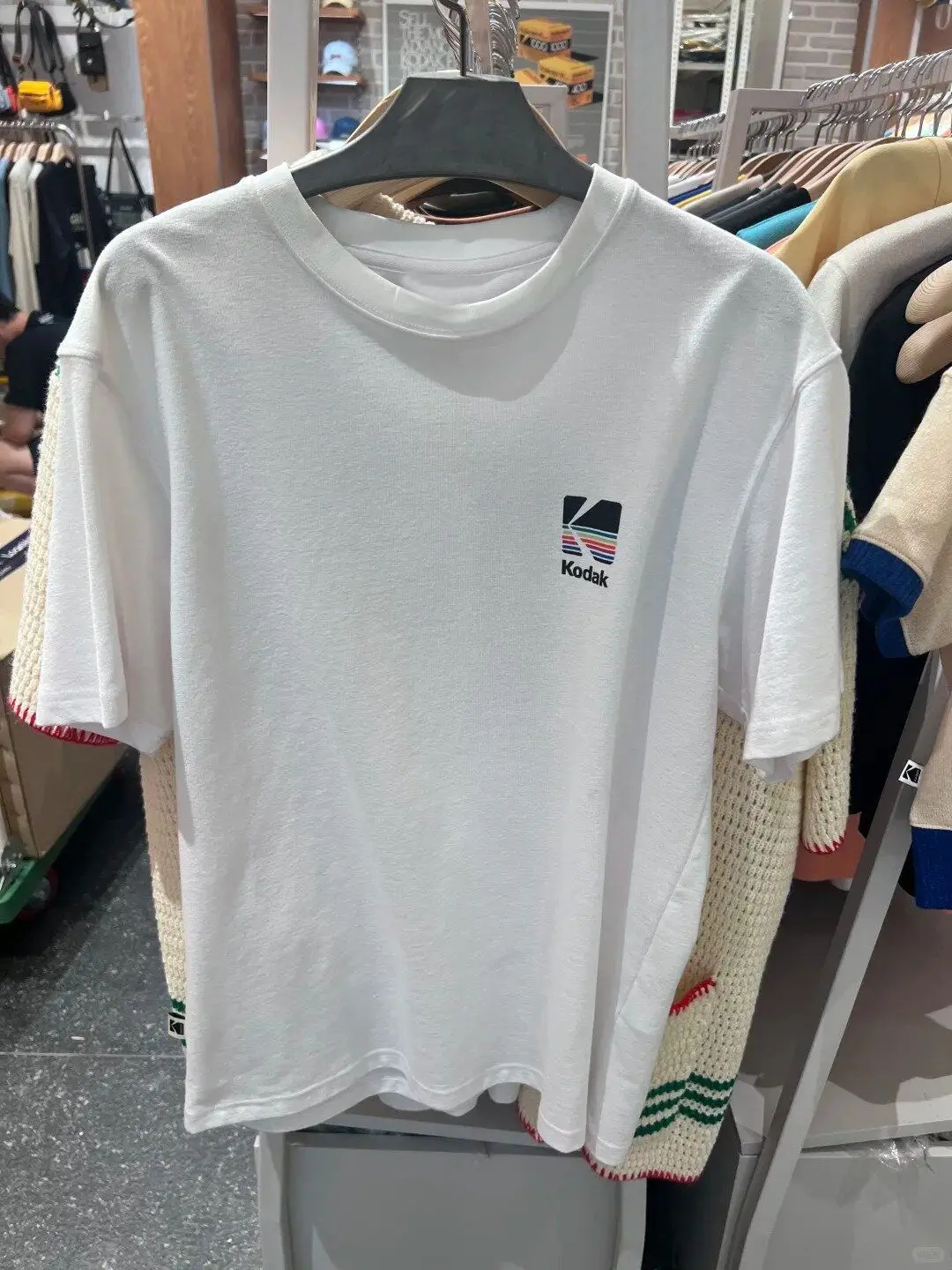 Le magliette a maniche corte in puro cotone per l'estate sono trendy e casual, con stampe di lettere sia per uomini che per donne