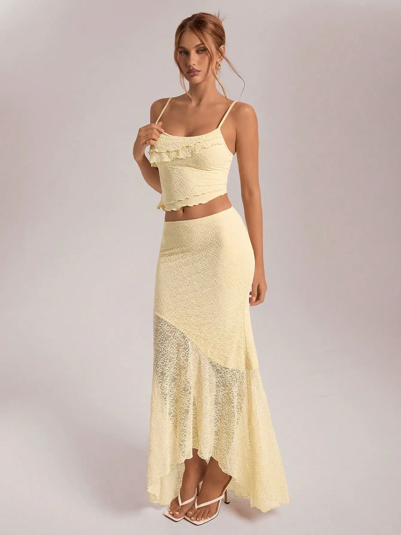 

Женский кружевной комплект из двух предметов: юбка с асимметричным подолом и топ-майка с рюшами для летнего отдыха