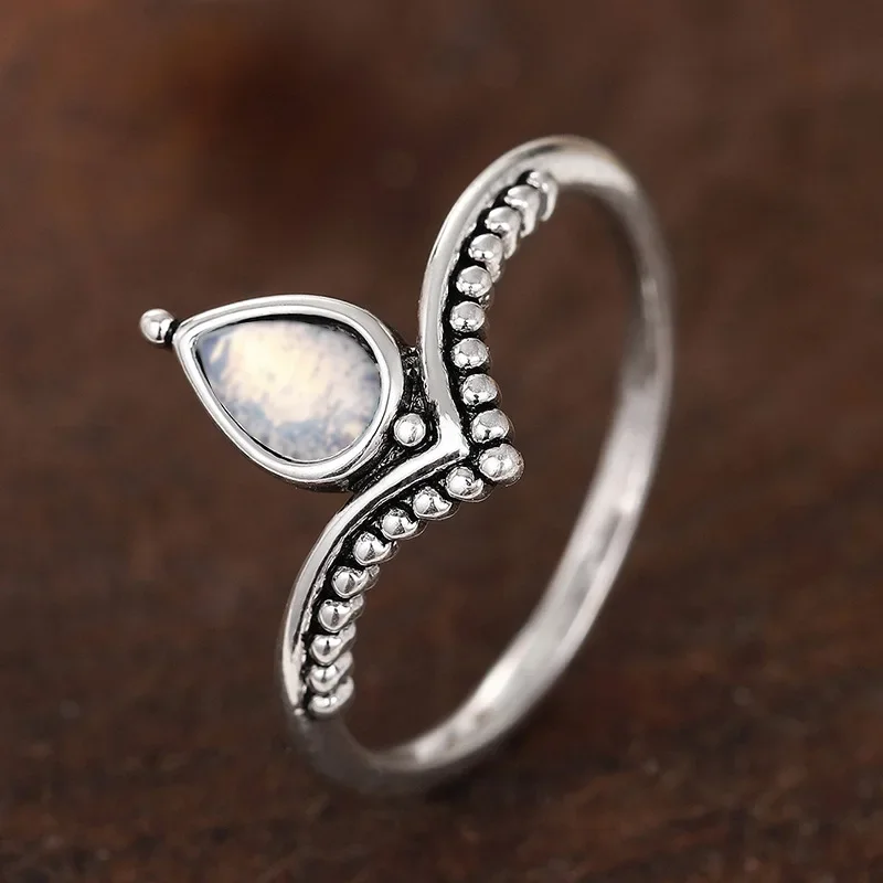 European and American New Elegant Design Trendy Personalized Design Jewelry New Simple Luxury Waterdrop Ring