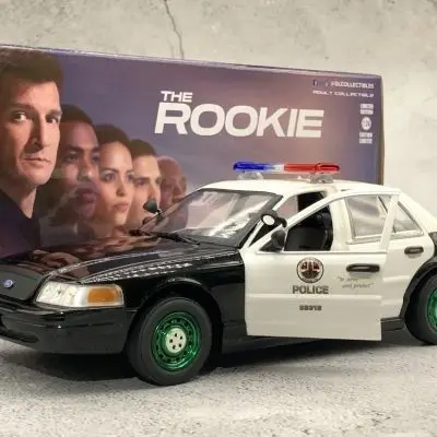 Zielony Model Samochodu 1/24 Ford Crown Victoria 2008, Seria Samochodów Policyjnych, Green Machine