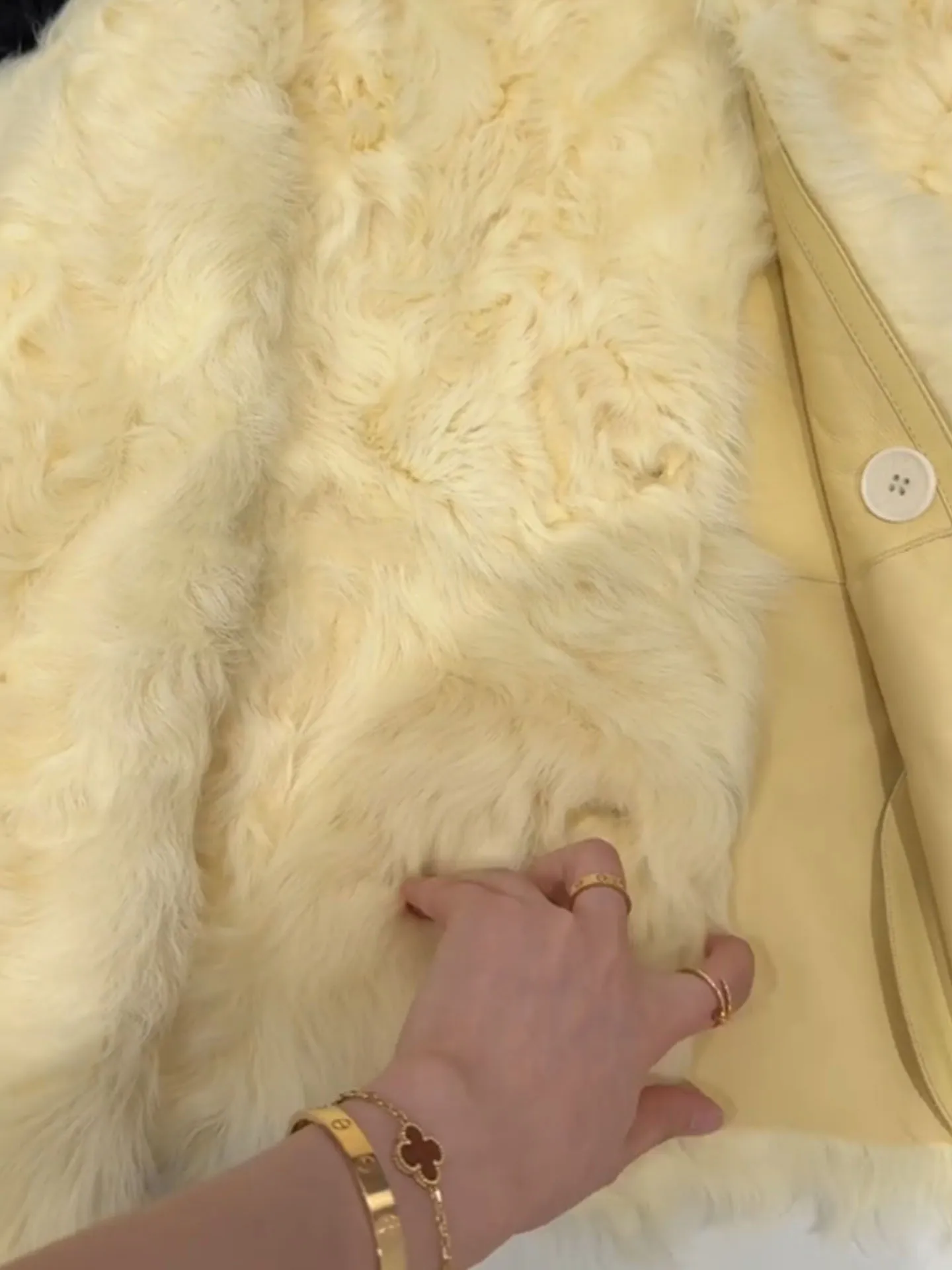 เสื้อแจ็คเก็ตขนเฟอร์เทียมสีเหลืองสุดหรู ดีไซน์โดดเด่น สำหรับผู้หญิง ฤดูหนาว 2025 รุ่นใหม่ ระดับไฮเอนด์ สไตล์ลำลอง บุขนเฟอร์และหนัง