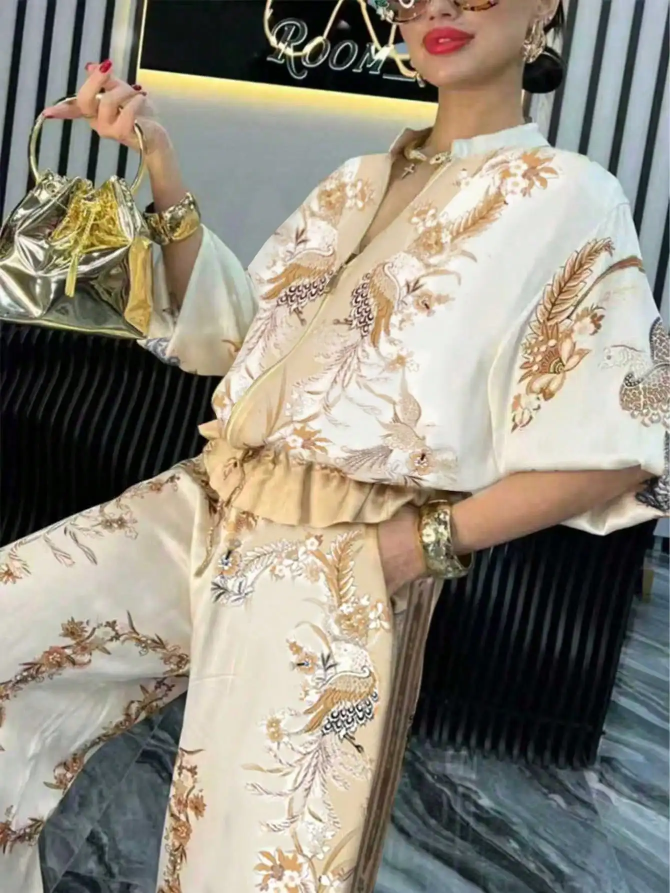 

Элегантный комплект из двух предметов с цветочной вышивкой: топ с V-образным вырезом и брюки с широкими штанинами, для весны и лета