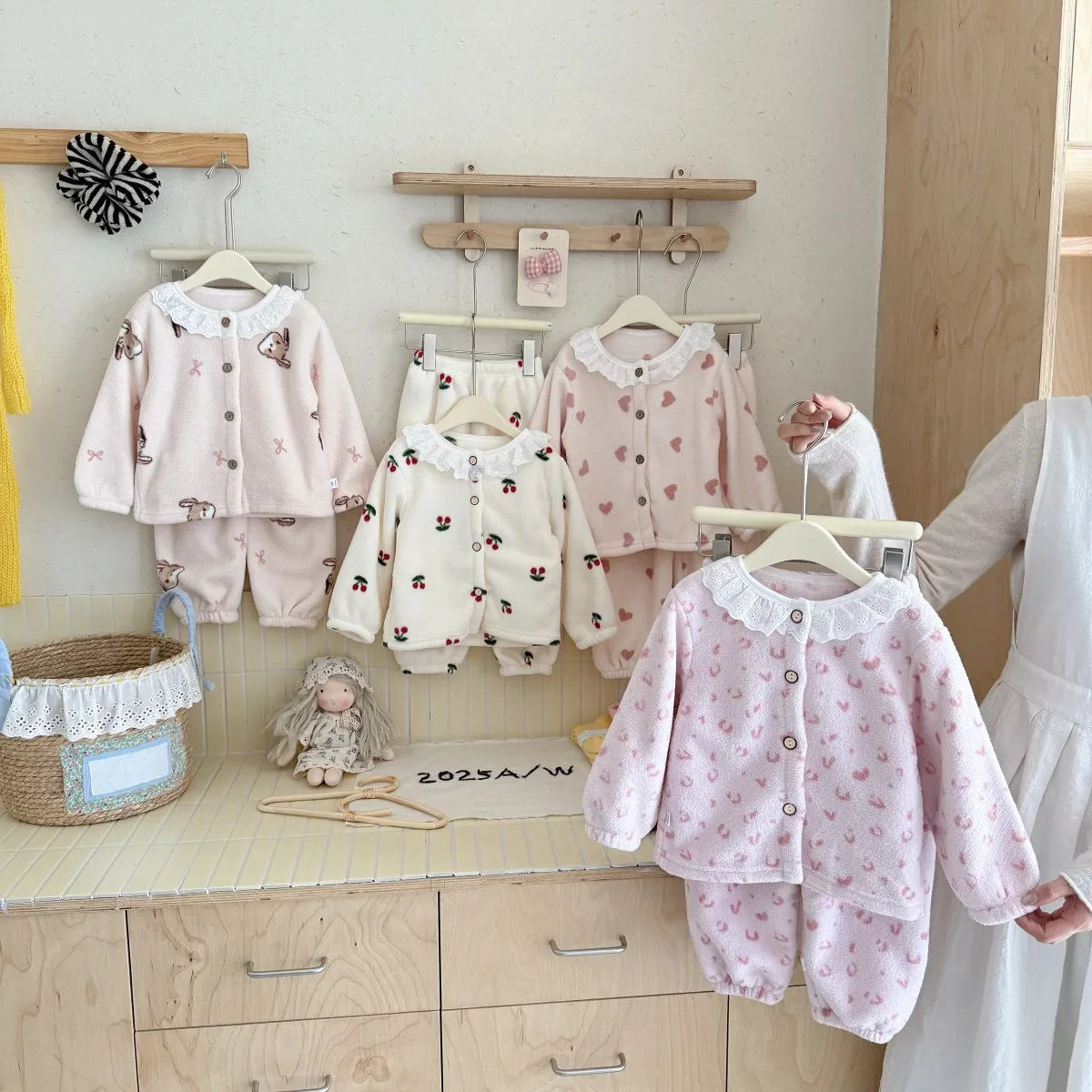 Herbst-Winter Baby Mädchen Flanell-Pyjama-Set Kinder Punktmuster Herz-Print Spitzenkragen Strickjacke+Hose Kinder Verdickte Warme Loungewear – Detail 7