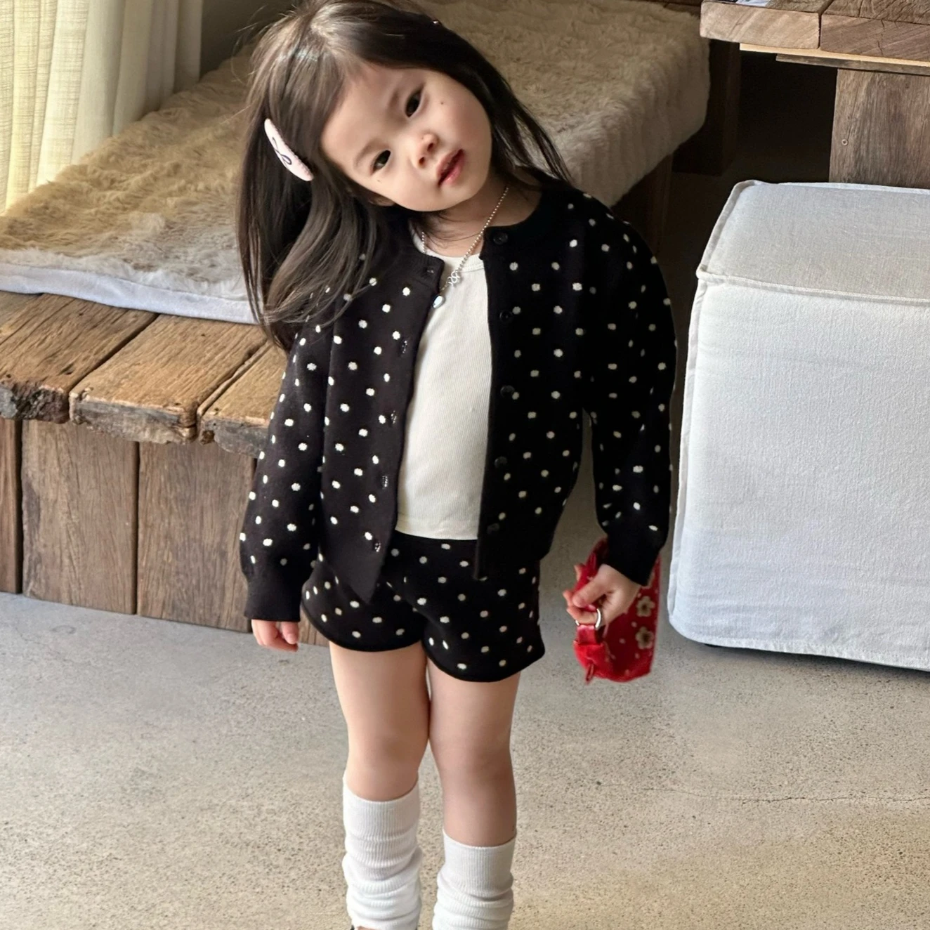 Conjunto Infantil Feminino 2026 Primavera Verão Novo Roupa Coreana para Meninas Bebê Suéter de Tricô com Bolinhas Cardigã e Shorts Duas Peças