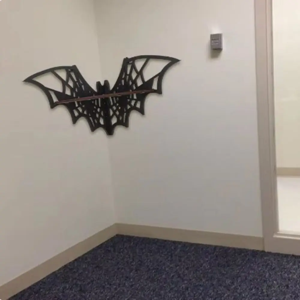 ゴシック芸術的なバットコーナー棚、ユニークな木製クラフトディスプレイシェルフ、黒い木製フローティングセッティングラック、ハロウィーン