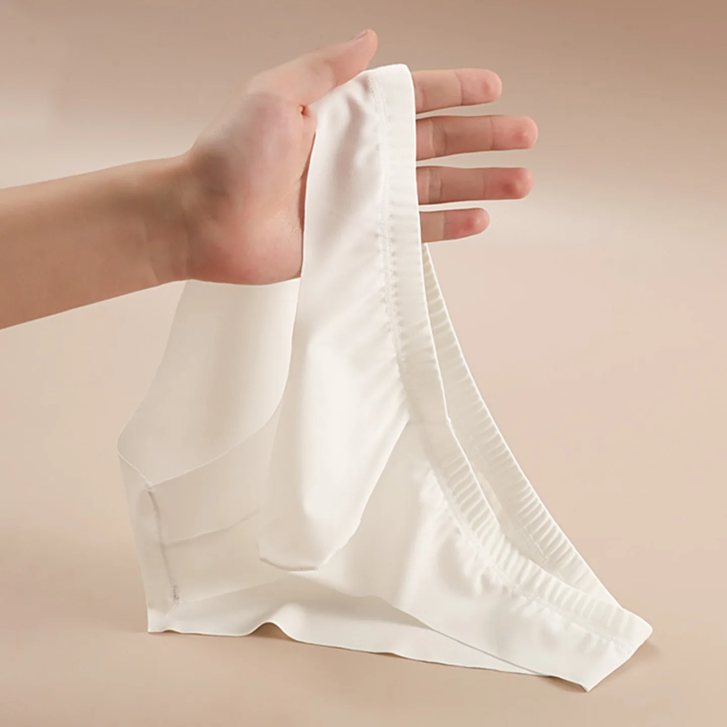 

Men's Sexy Brief Summer Seamless Ice Sik Ulta-thin Elastic Quick Dry Cool Feel Underwear Youth Low Waisted U Convex Poiuch Tanga