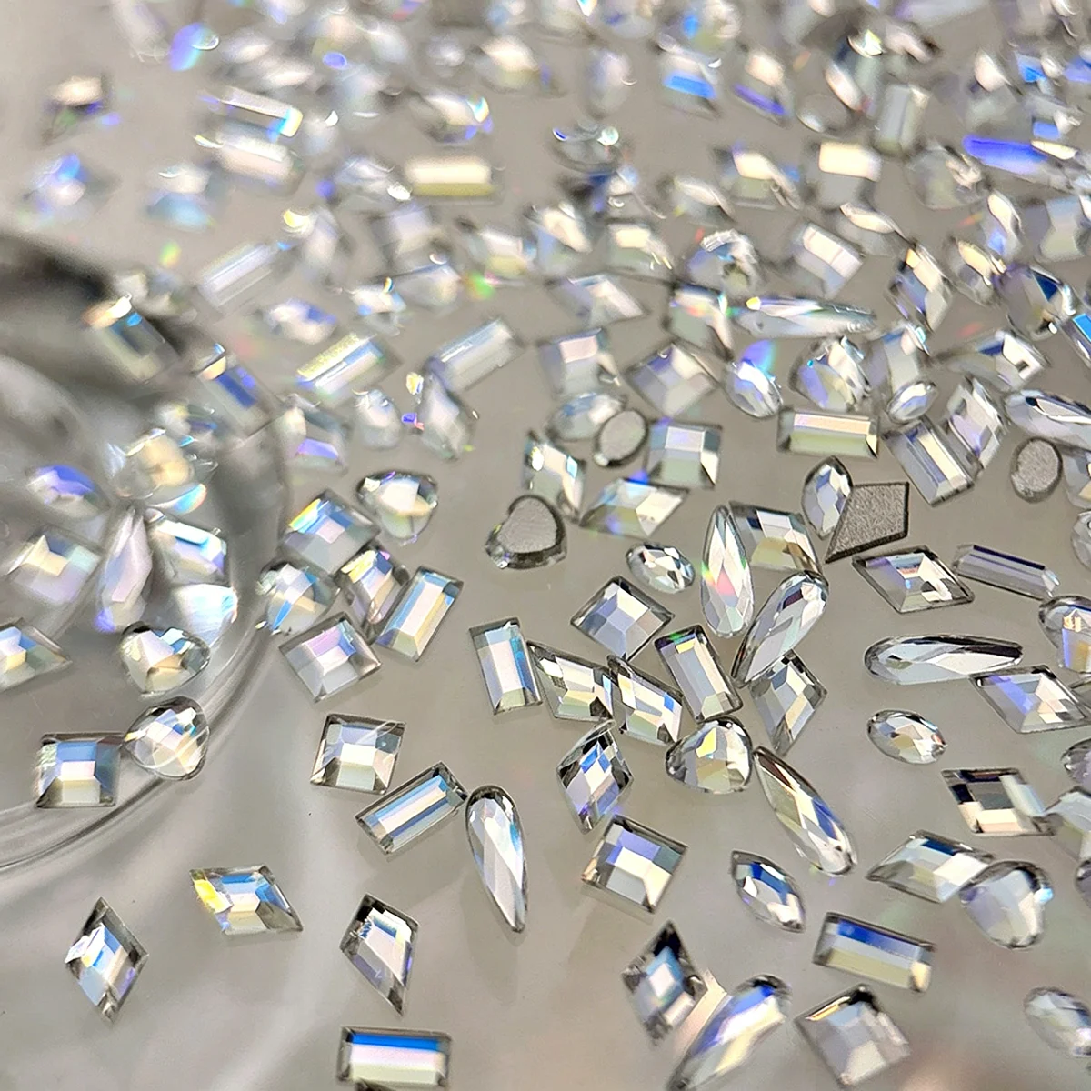 50 Stück K9 glänzende, flache Nagelkunst-Strass-Kristalldiamanten, Zubehör für Nageldekoration, Maniküre-Zubehör, Material – Detail 6