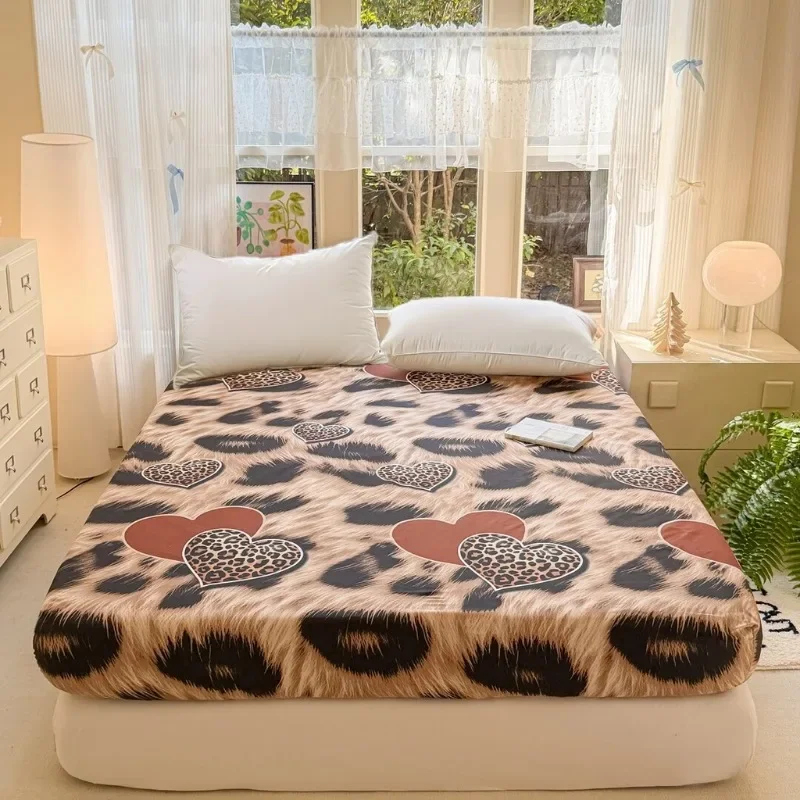 Skin-friendly fitted sheet single piece, dustproof and non-slip all-inclusive mattress protective cover, no pillowcase.