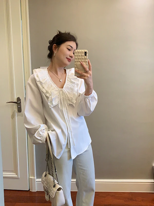 

Romantic V-ne Loose irt with Gathered Design White Spring New Sle French Sle Polyester Fiber Long Sve ort Length