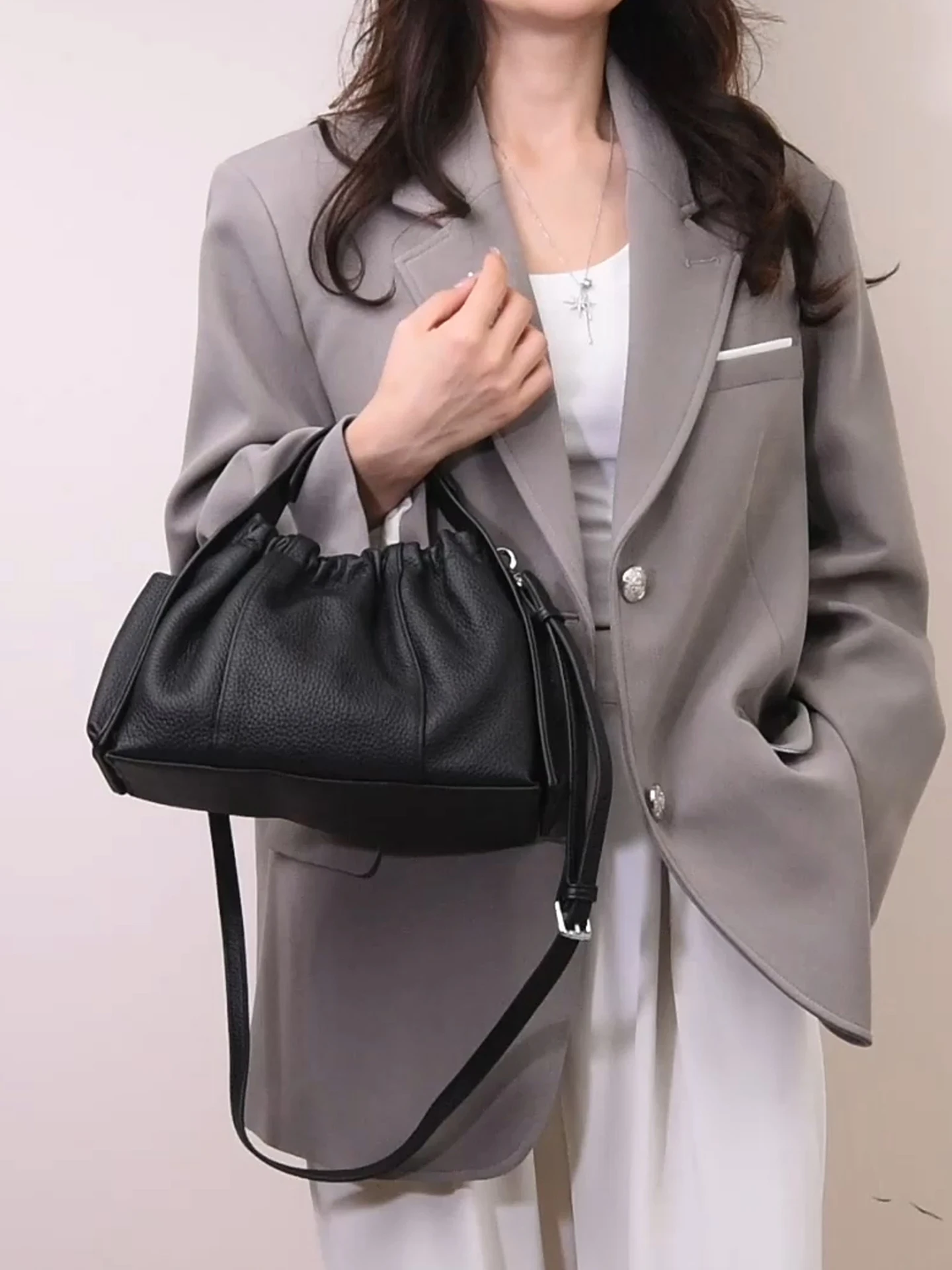 

Женская сумка черная, плиссированная, из натуральной кожи, на плечо, мягкая на ощупь, оригинальные брендовые сумки, высокое качество, люкс, сумка на шнурке