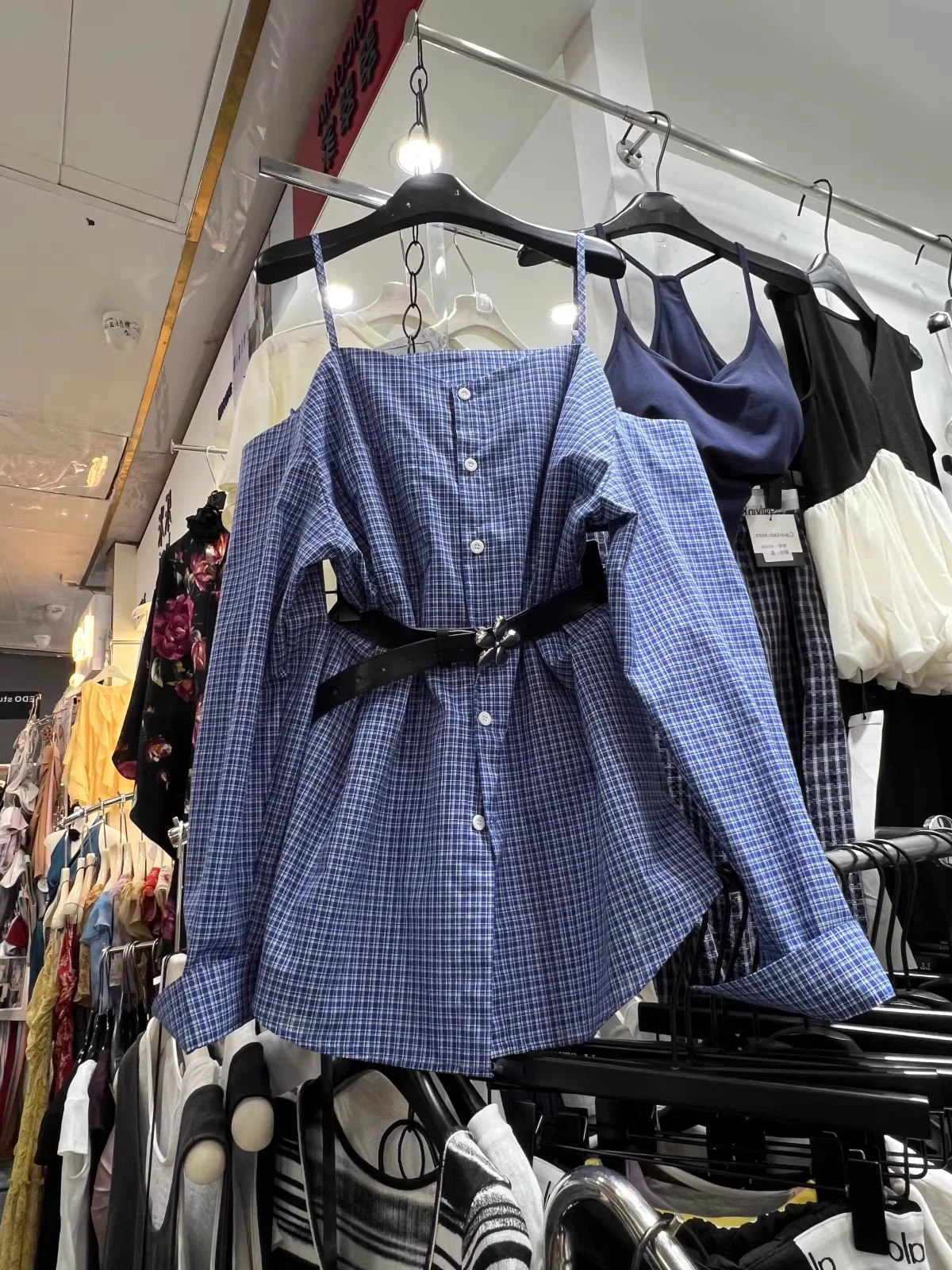 

Корейский ретро-топ в клетку с одним открытым плечом и длинным рукавом для женщин, летний дизайн, уникальный топ для смелых девушек с открытым плечом