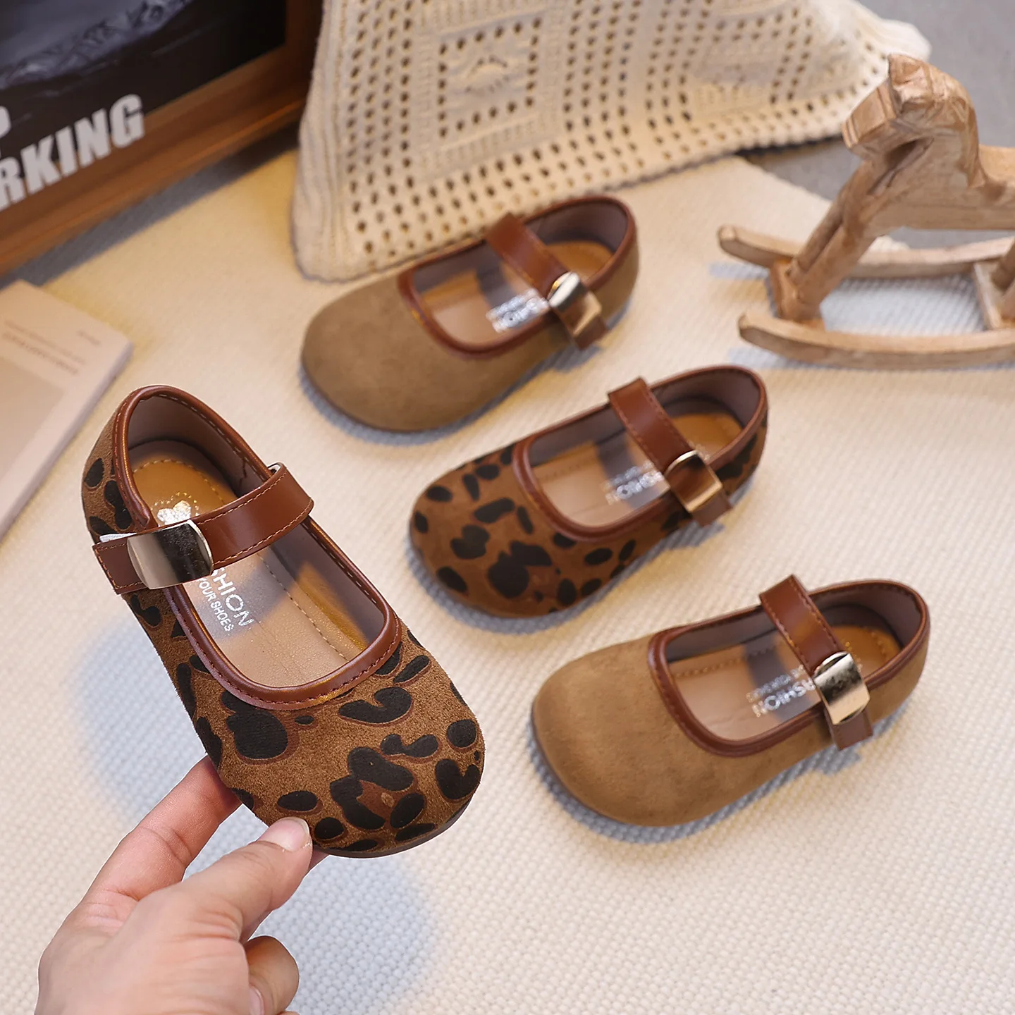 2026 Children Mary Janes Korean Style Leopard Kids Flat Shoes Soft Sole Autumn New Girls Leather Shoes Round Toes Elegant Sweet