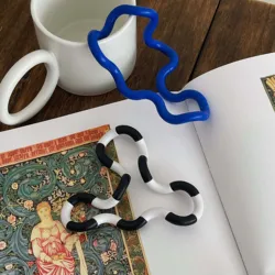 Abstract Art Decoration Mobius Ring Memphis Style Twist Decoration Desk Ornament Mini Medieval Living Room Decoration Home Decor