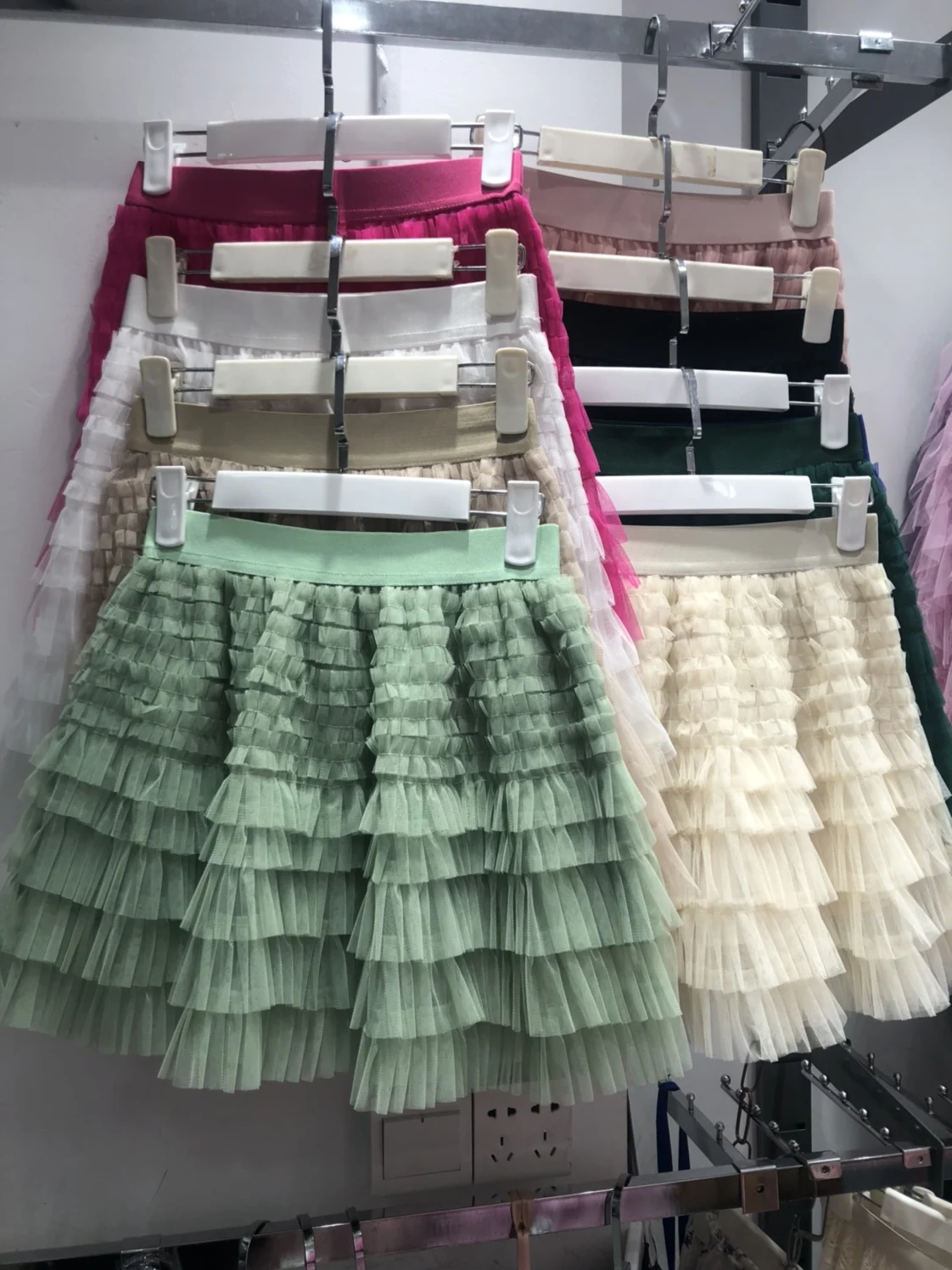 

Короткая пышная юбка-трапеция из сетки конфетных цветов для девочек, с завышенной талией, однотонная, универсальная, весенняя коллекция