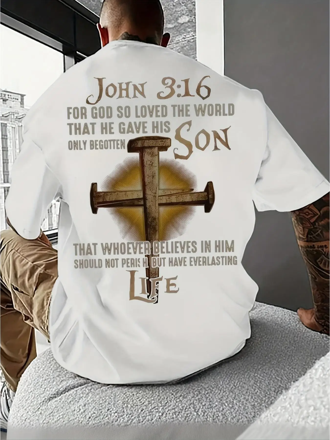 Camiseta gráfica inspiradora de Juan 3:16 para hombre - Talla grande, estilo casual con cuello redondo, diseño detallado de cruz y aspecto envejecido - Perfecta para uso diario, eventos religiosos o como regalo significativo para seres queridos.