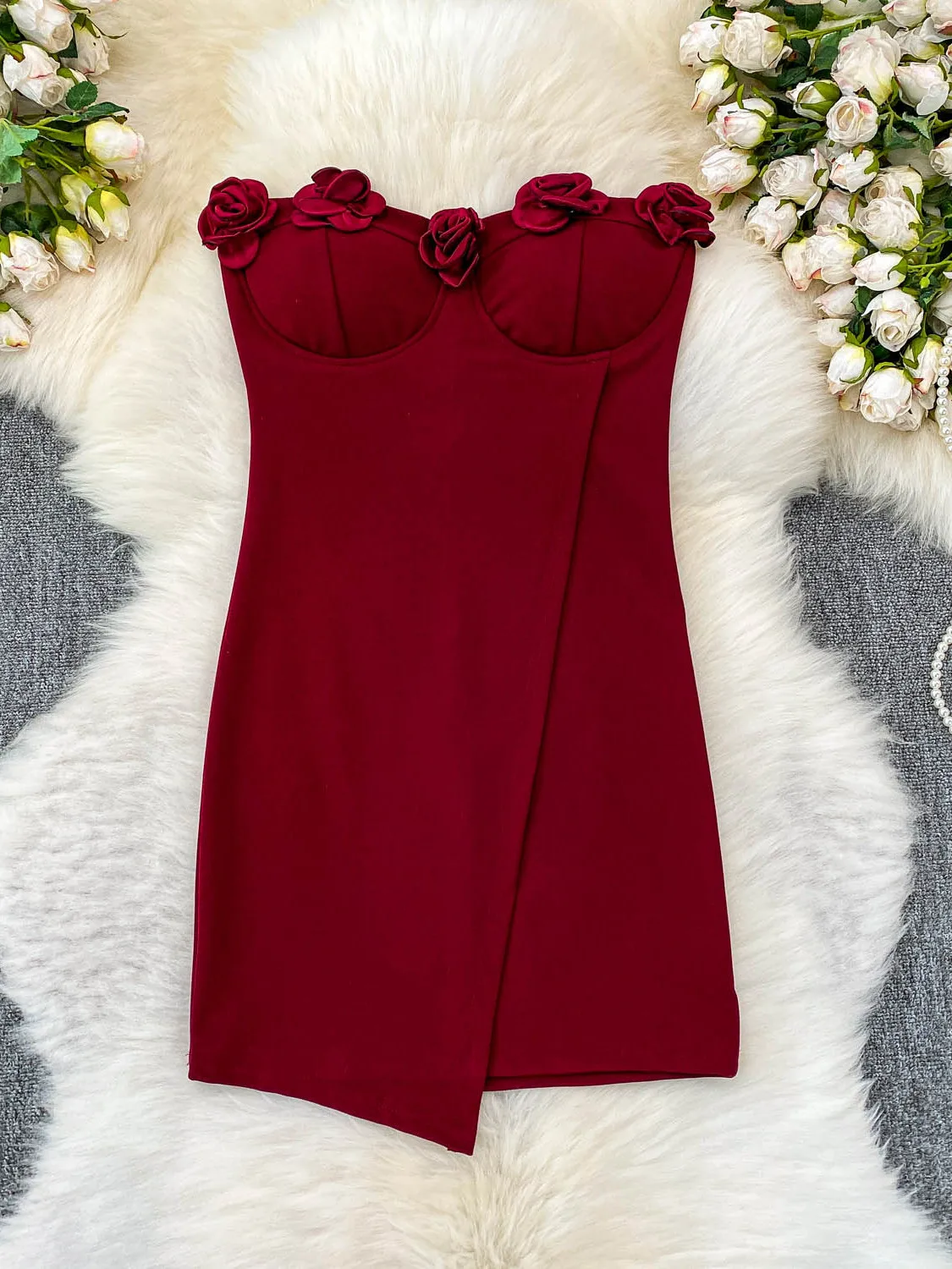 Vestido F de Verão Estilo Bustier com Um Ombro Só, Detalhe Floral 3D, Cintura Alta Irregular e Efeito Emaecedor, Est...