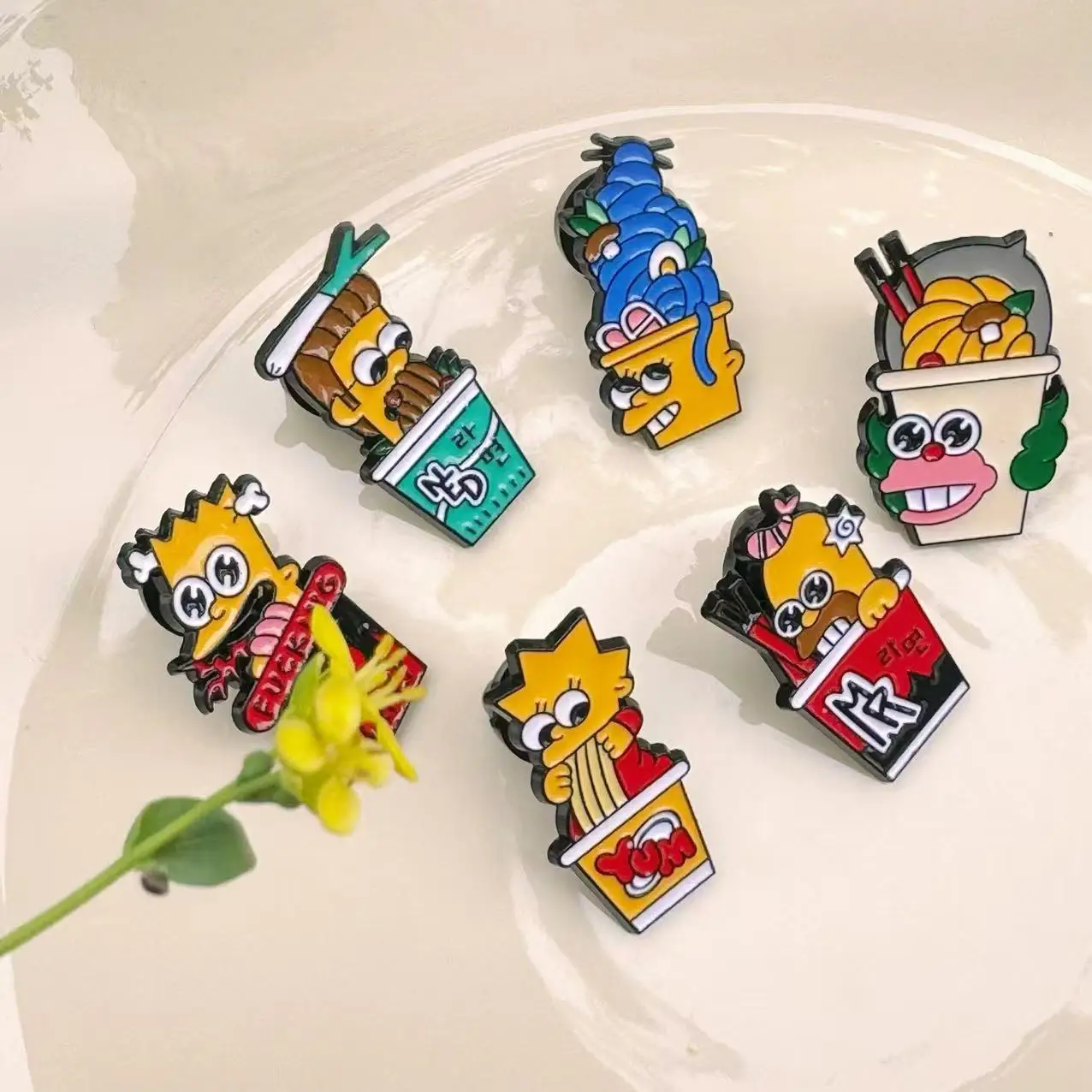 Set de 6 Broches Esmaltados de Los Simpson con Homer, Marge, Bart y Lisa - Lindas Insignias para Mochila, Cuello, Solapa y Joyería