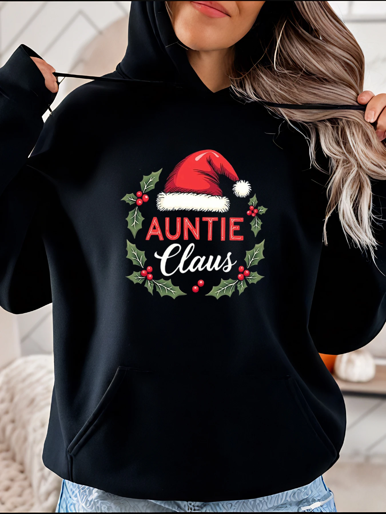 เสื้อฮู้ดพิมพ์ลายคุณป้าคลอส สไตล์วันหยุดคริสต์มาส พร้อมหมวกซานต้าและลายฮอลลี่ สำหรับผู้หญิง สวมใส่ในงานปาร์ตี้เทศกาล