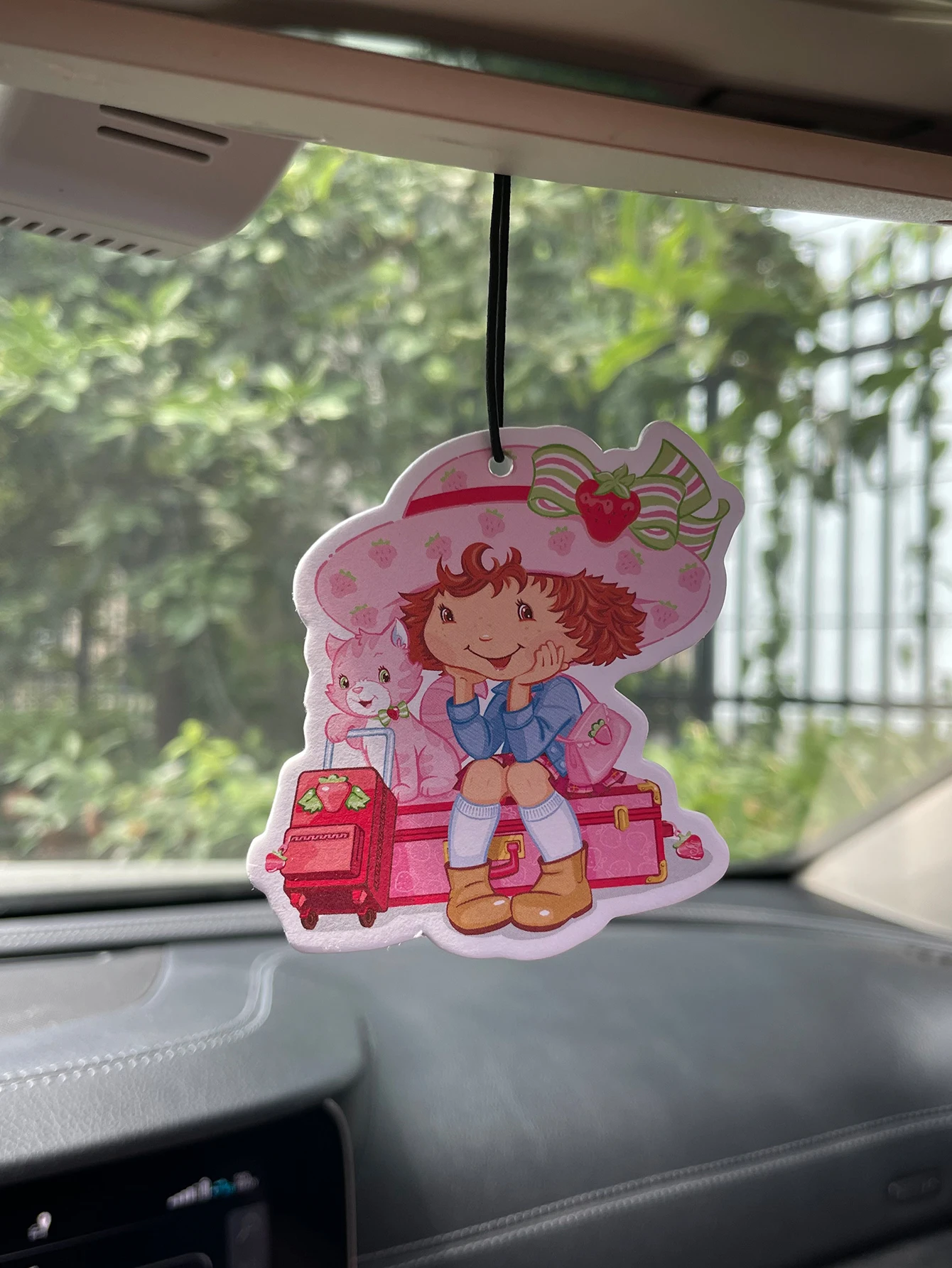 Strawberry Girl on the Road: Car Fragrance Tablets, Wardrobe Air Freshener, Perfume, Rearview Mirror Decoration, Car Interior Pendant, Natural Scent