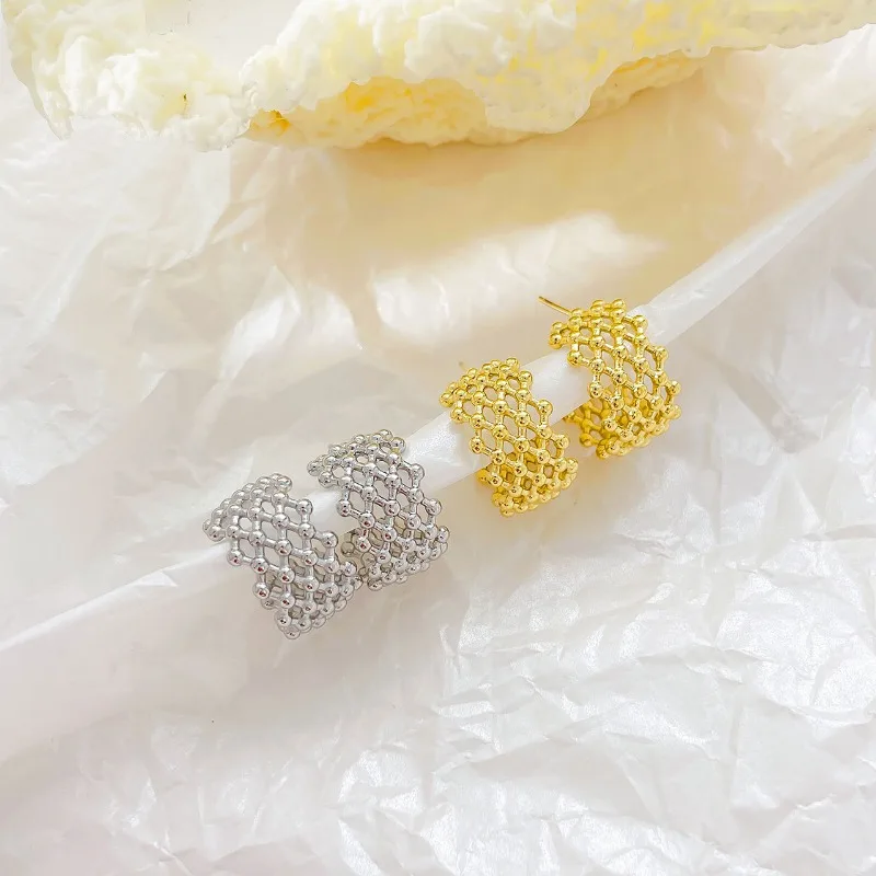 

Новые серьги-гвоздики C-образной формы с сетчатым дизайном, нишевый дизайн, полые, универсальные, модные, в стиле INS, свежие