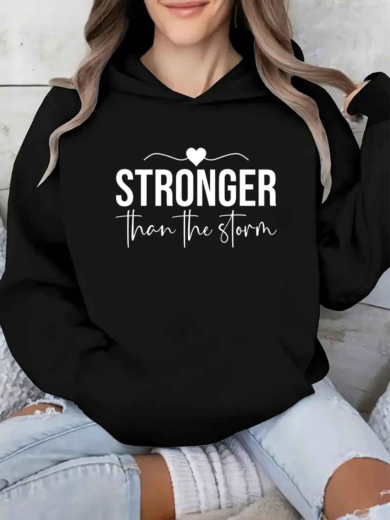 

Толстовка «Сильнее, чем Шторм» — удобная серая толстовка с мотивационными принтами, подходящая для повседневного ношения.