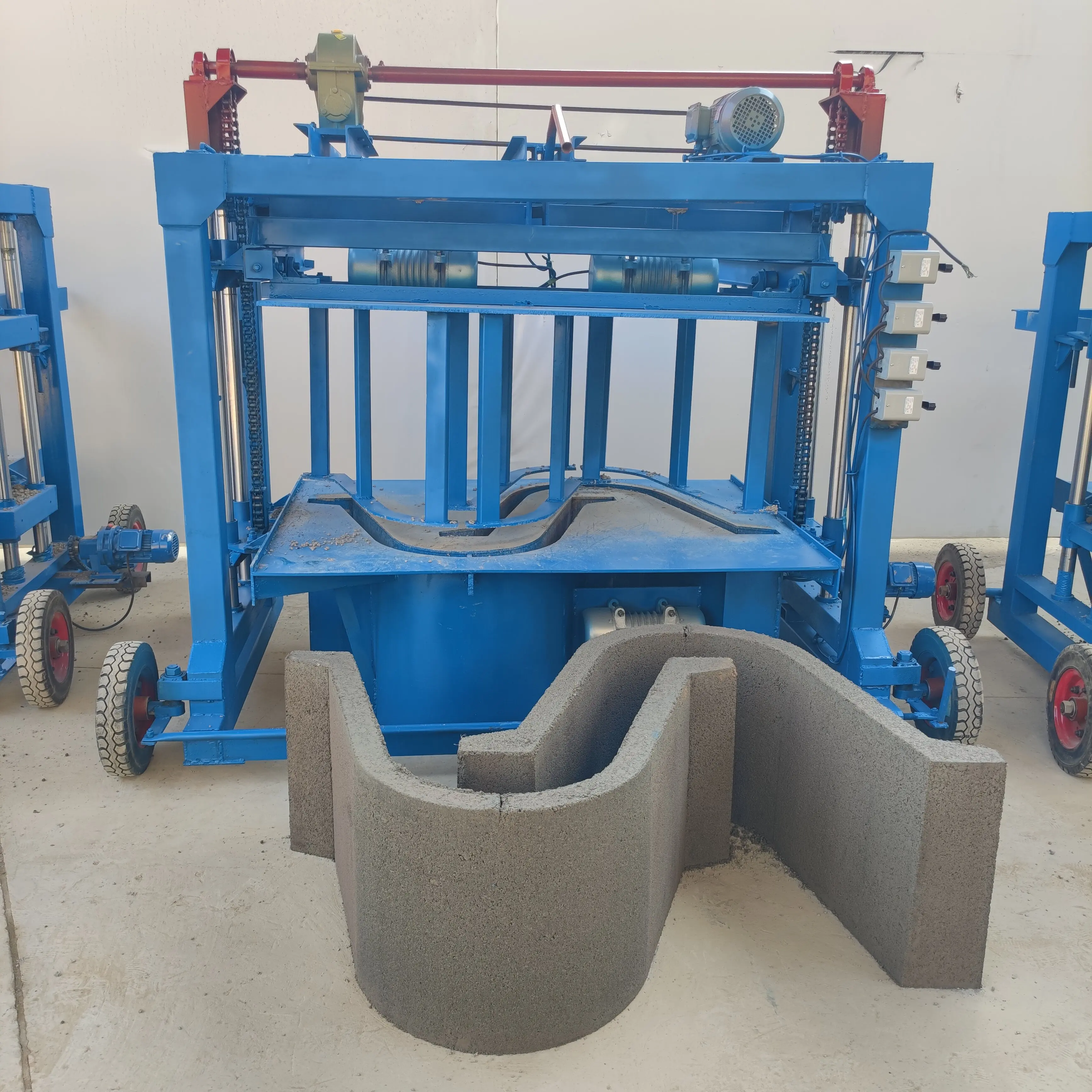 Semi-automatic Diesel Brick Machine, Portable Design, Suitable for Small-scale Construction and Brick Production Operations.