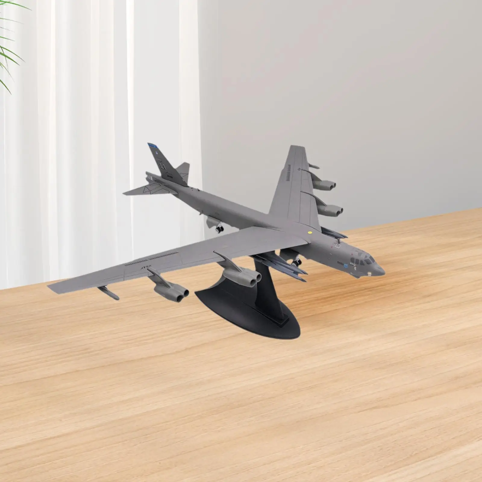 1/200 Scale B52 Fighter Model Miniature Gift Ornament Tabletop Decor Alloy Aircraft Model with Base for TV Cabinet Cafe Home