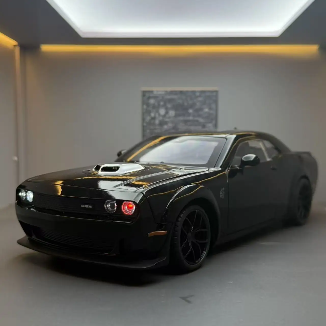 

1:18 SRT Hellcat Muscle Sports Car Alloy Diecast Metal Model Ornaments Sound Light Toy Children Birthday Toy Gift