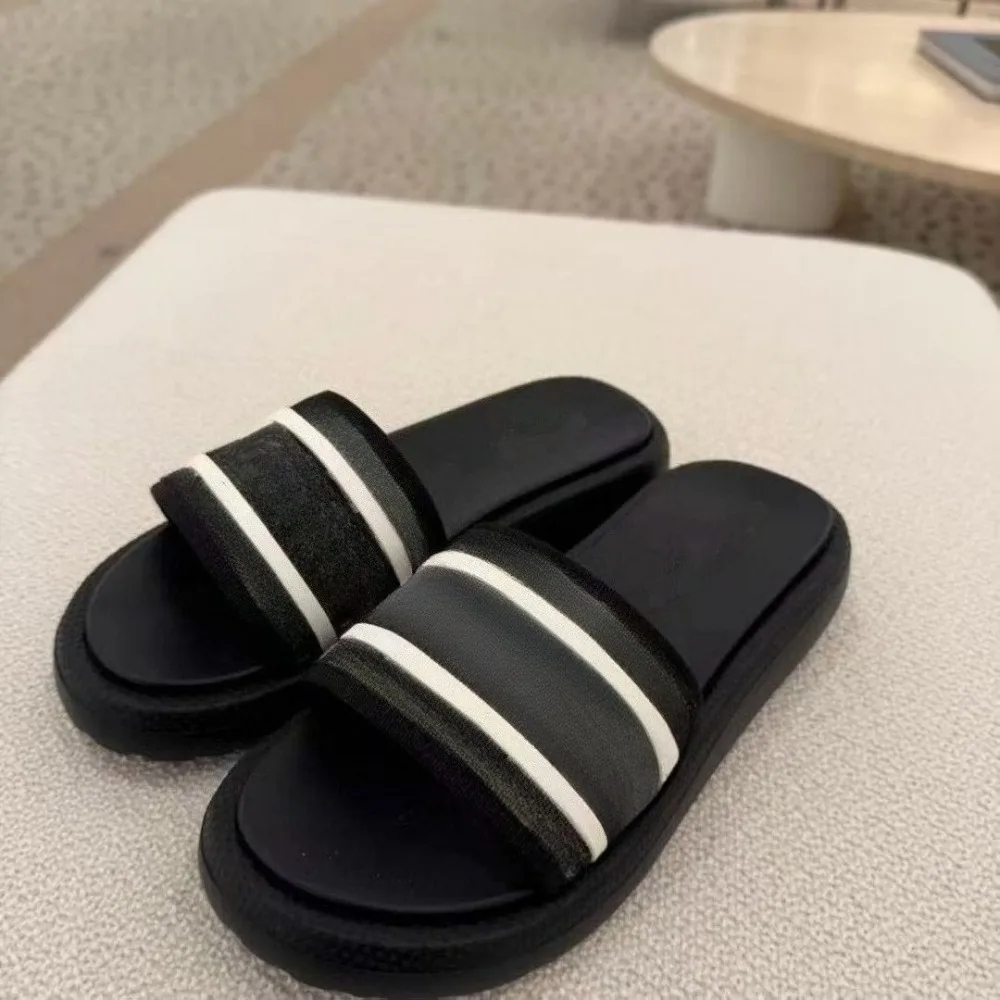 

2026 Spring Summer New Women's Thick Sole Slides Classic Embroidered Round Toe Single Strap Sandals Casual Outdoor Slippers All-Matching Lightweight Cushion Comfortable Walking Shoes for Women Girls Pool Party Daily Wear