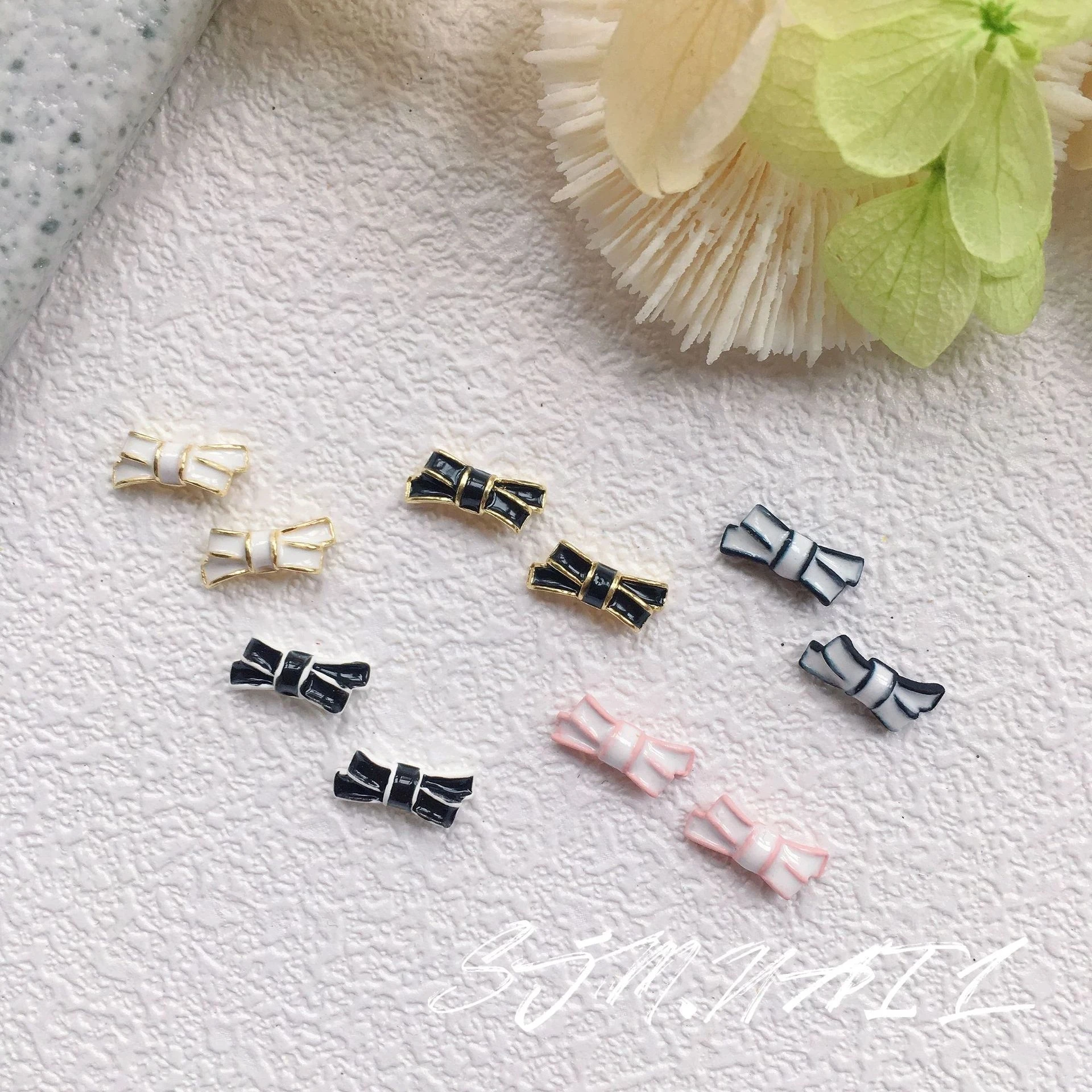 10Pcs \ Lot 매력 네일 부품 네일 장식 블랙 화이트 핑크 색상 나비 넥타이 금속 보석 조합 DIY 매니큐어 아트