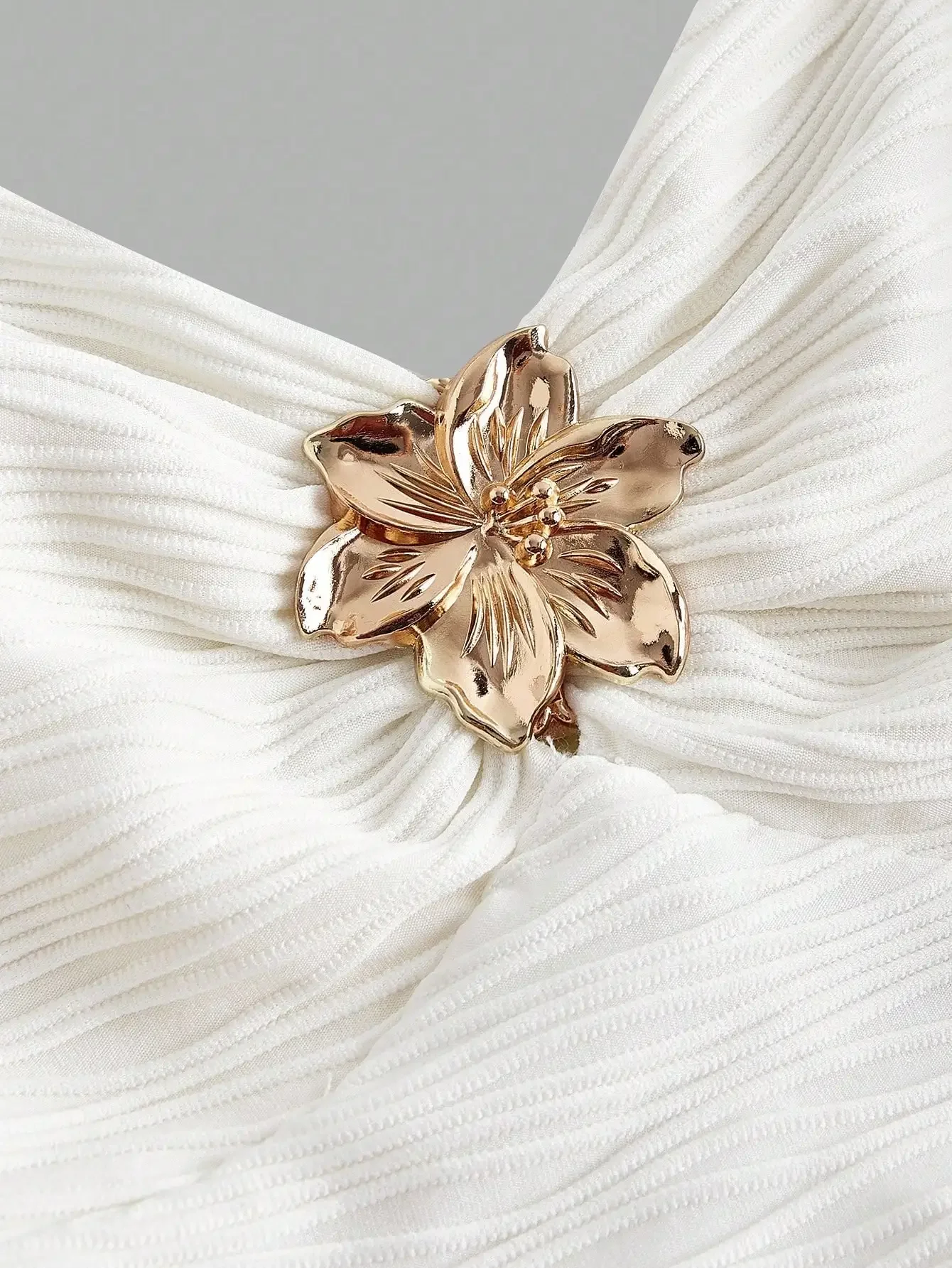 

Elegant Halter Two-Piece Set With Metal Flower Brooch, Ruched Textured Midi Skirt And Top