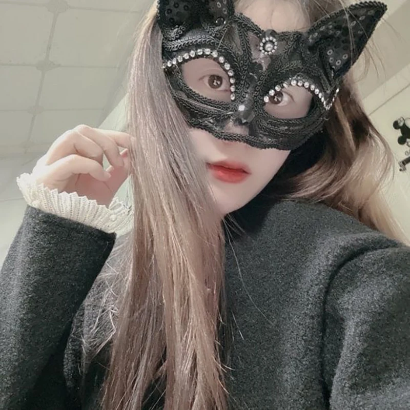 Masques de mascarade de luxe pour femmes, chat Sexy, avec strass, Style venise, demi-visage, masque boule, dentelle Sexy, Halloween Cosplay, noir et blanc