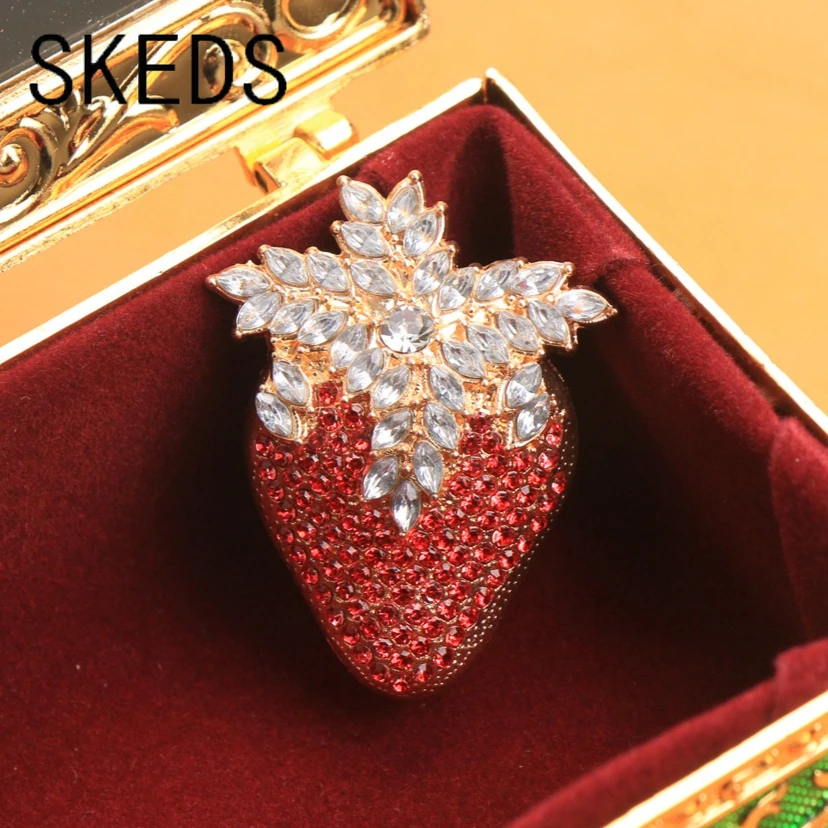 SKEDS Cute Plant Strawberry Brooch Creative Rhinestone Fruit Pin Fashion Versatile Clothing Accessory Red Crystal Corsage