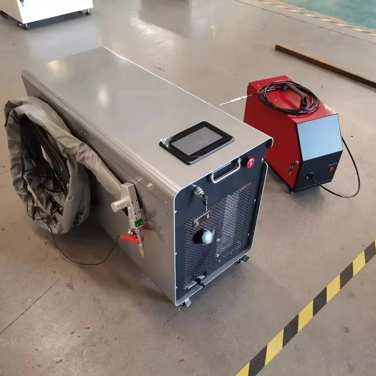 Handheld 3 In 1 Fiber Laser Welder Water Cooling System Stable Laser Source Easy Operation Metal Processing Repair Equipment