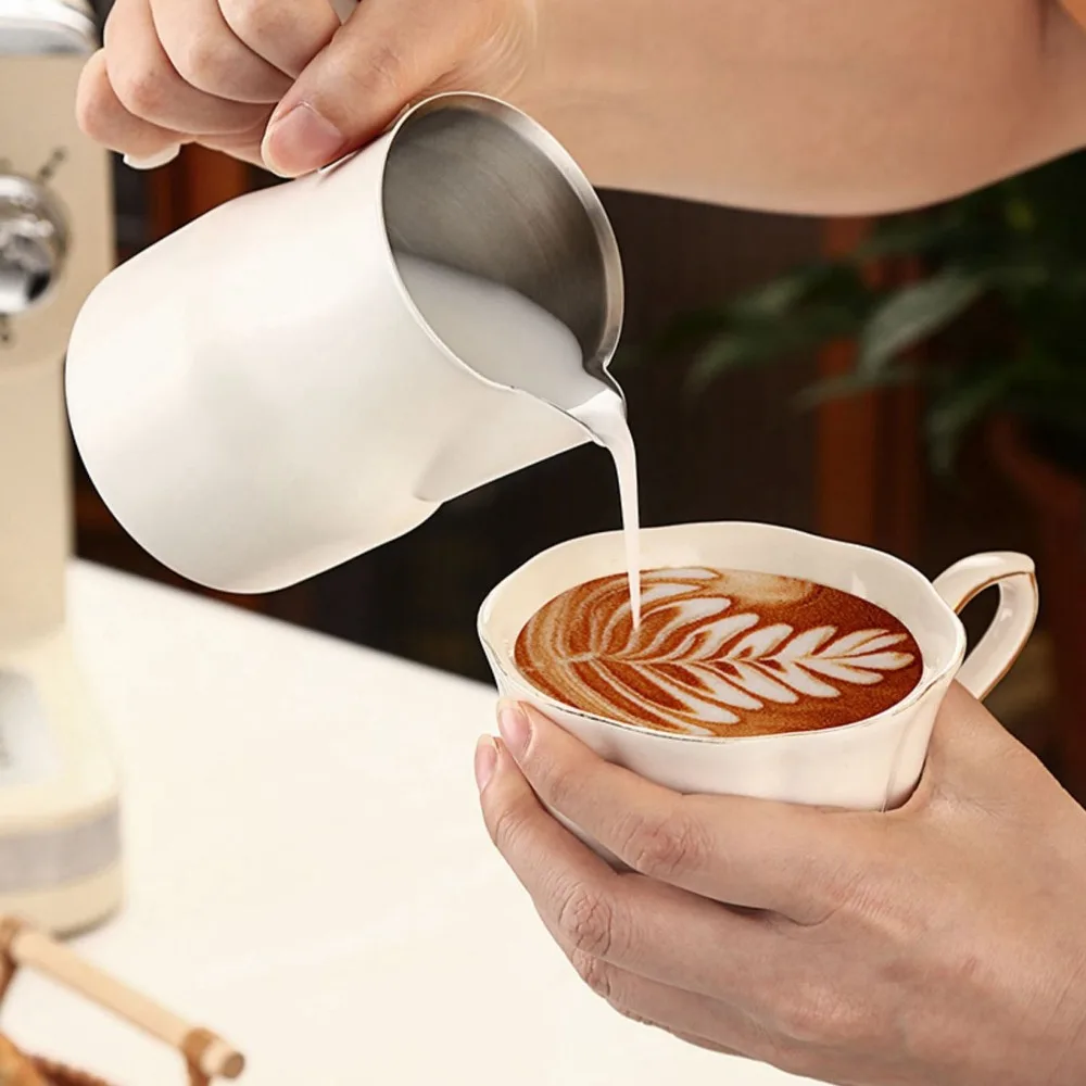 304 Stainless Steel Milk Frothing Pitcher 450ml 350ML Milk Frother Cup Olecranon Type Outlet Coffee Steaming Pitcher