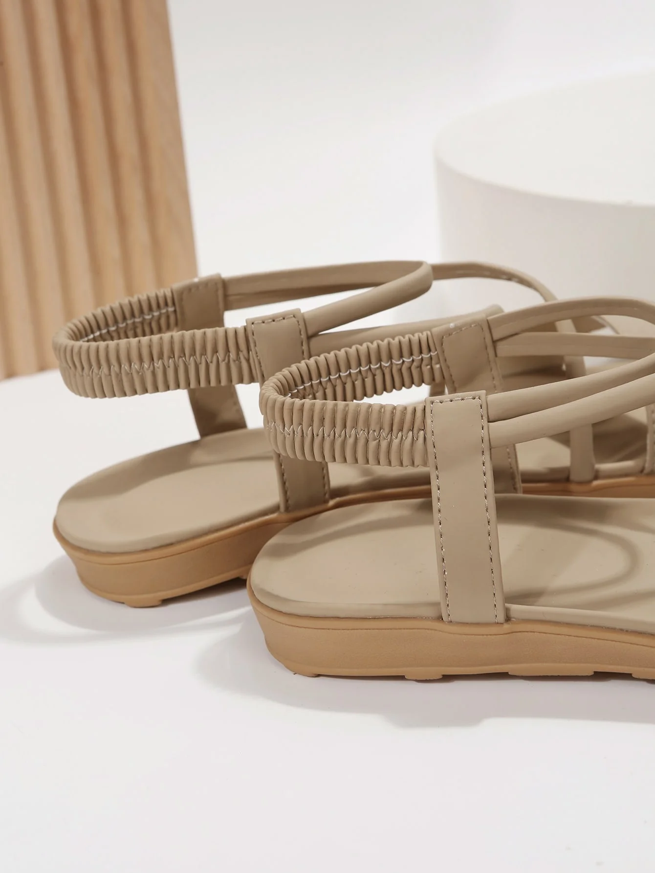 2026 Sommer Damen Flache Sandalen mit Kreuzriemen, offener Zehenpartie, lässige Strandschuhe, Übergrößen 36-45, leichte, bequeme Gehschuhe – Detail 19