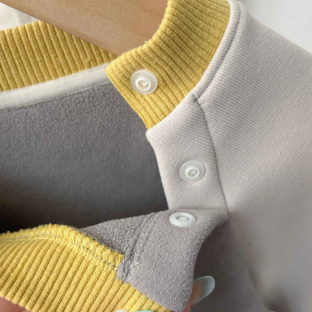 ชุดเสื้อผ้าเด็กผู้ชายลายการ์ตูนน่ารัก อุ่นสบาย สำหรับฤดูใบไม้ร่วงและฤดูหนาว พร้อมกางเกงขายาว