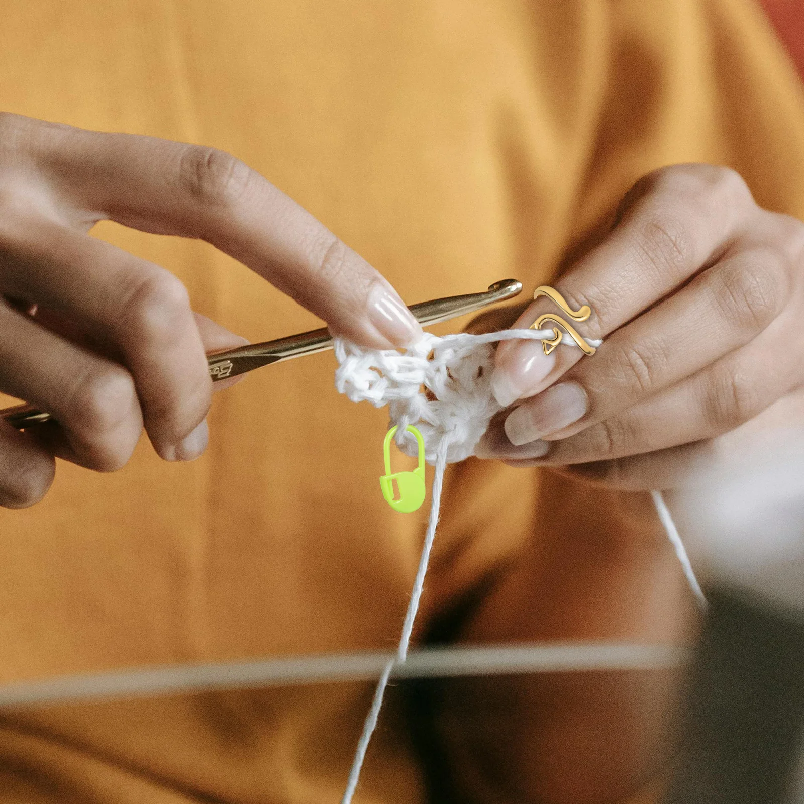 

1Set Comfortable Wear Crochet Ring Yarn Guide Knitting Markers Unique Design Stitch Markers Tension Ring for Knitting