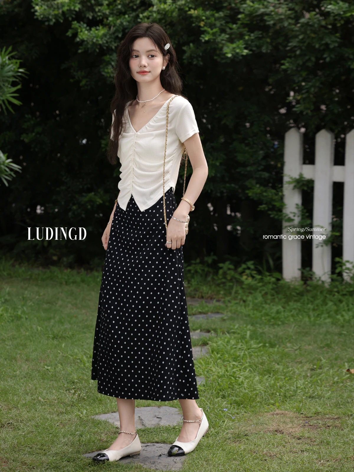 ALXNAN Plus Size Wit T-shirt met V-hals Elegant Casual Geplooid Slim-fit T-shirt 2025, Zomer Kantoor Dame Korte Mouw Tops D11372