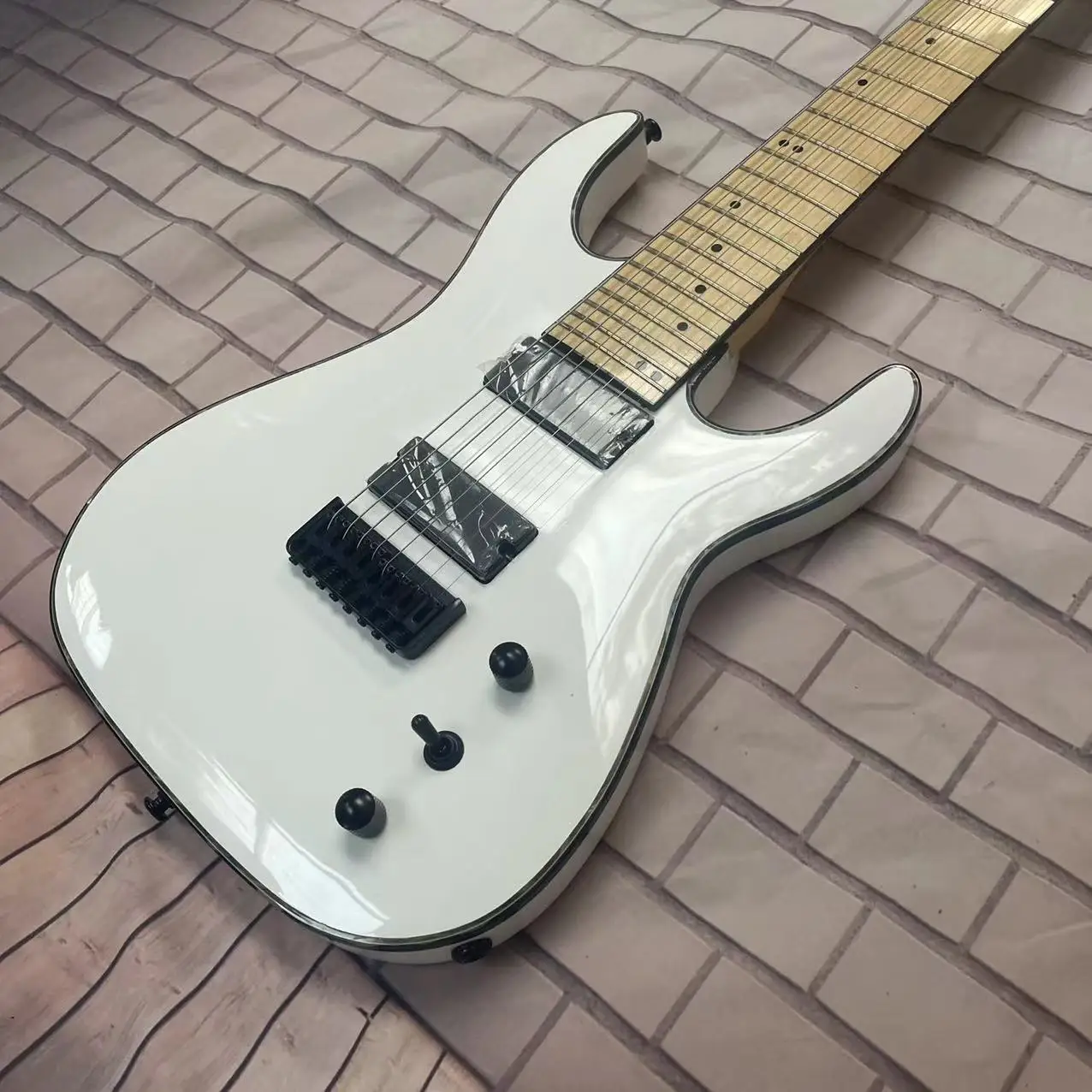 

Electric guitar with 8-string split body, white body, high gloss, maple fingerboard, maple track, closed pickup, flat string pla