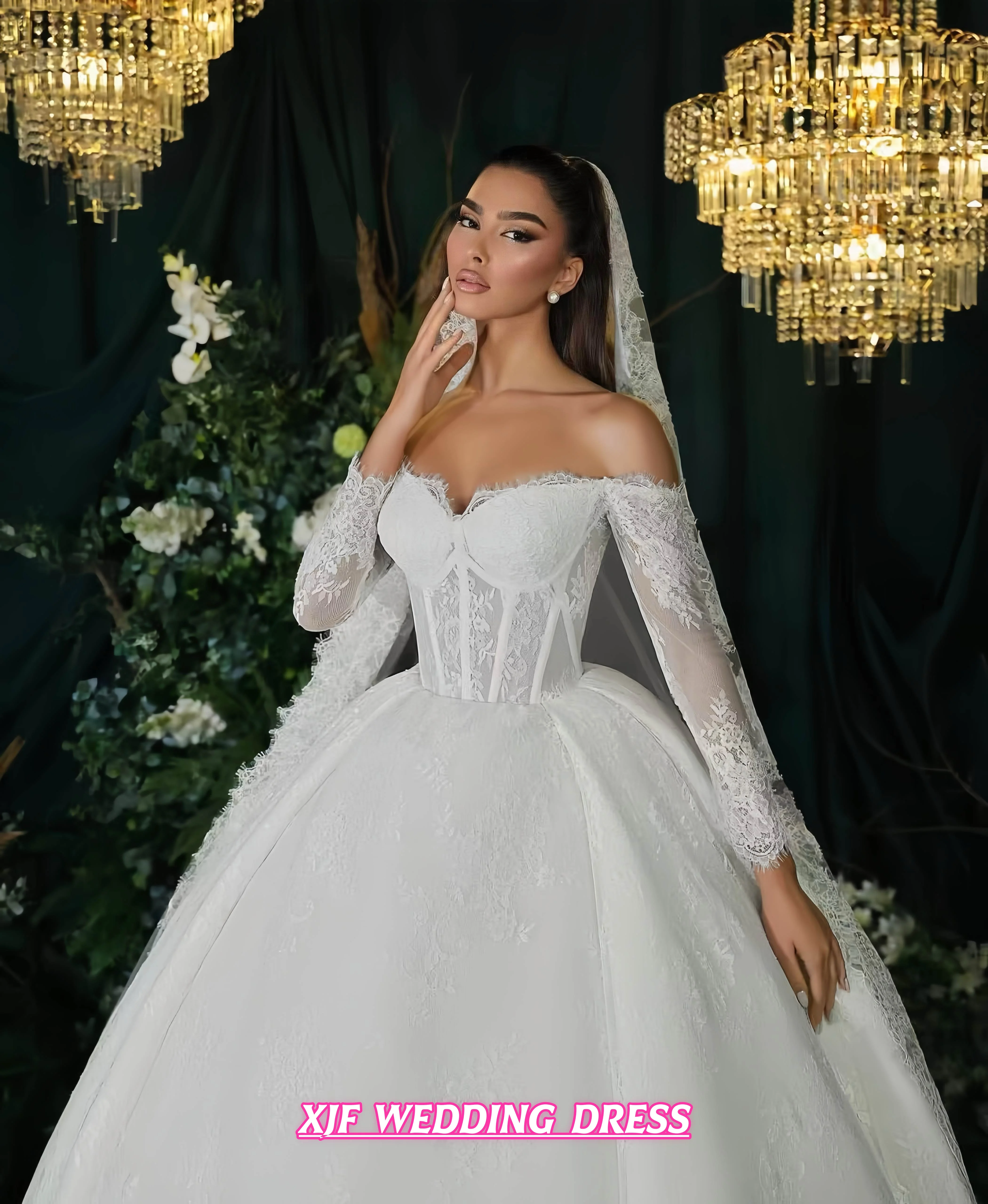 Maßgeschneiderte Brautjungfernkleider, herzförmiger Ausschnitt, lange Ärmel. Ballkleid, Prächtiges Hochzeitskleid. Brautkleider