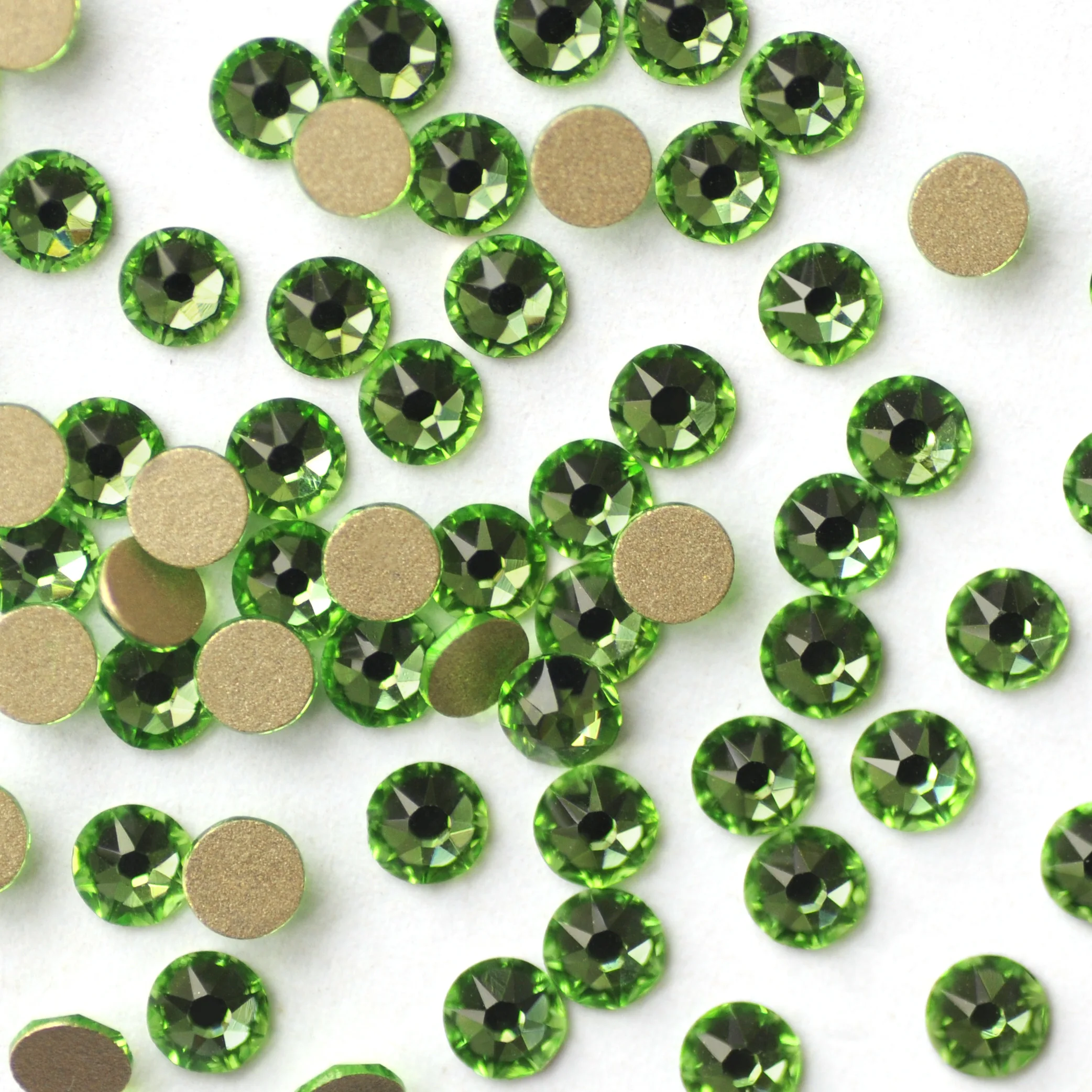 Glitzer-Peridot 2088 Non-Hotfix Strass-Set mit 8 großen und 8 kleinen Kristall-Strasssteinen mit flacher Rückseite für Handarbeiten und Kleidung. – Detail 3