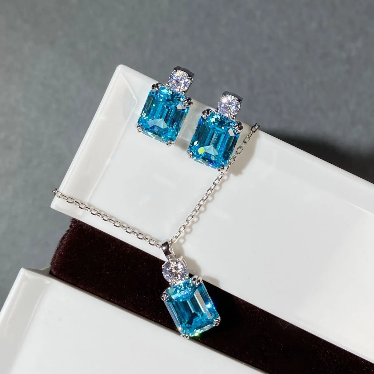 PT950 platinum necklace for women, featuring aquamarine zircon emerald cut pendant, wholesale available