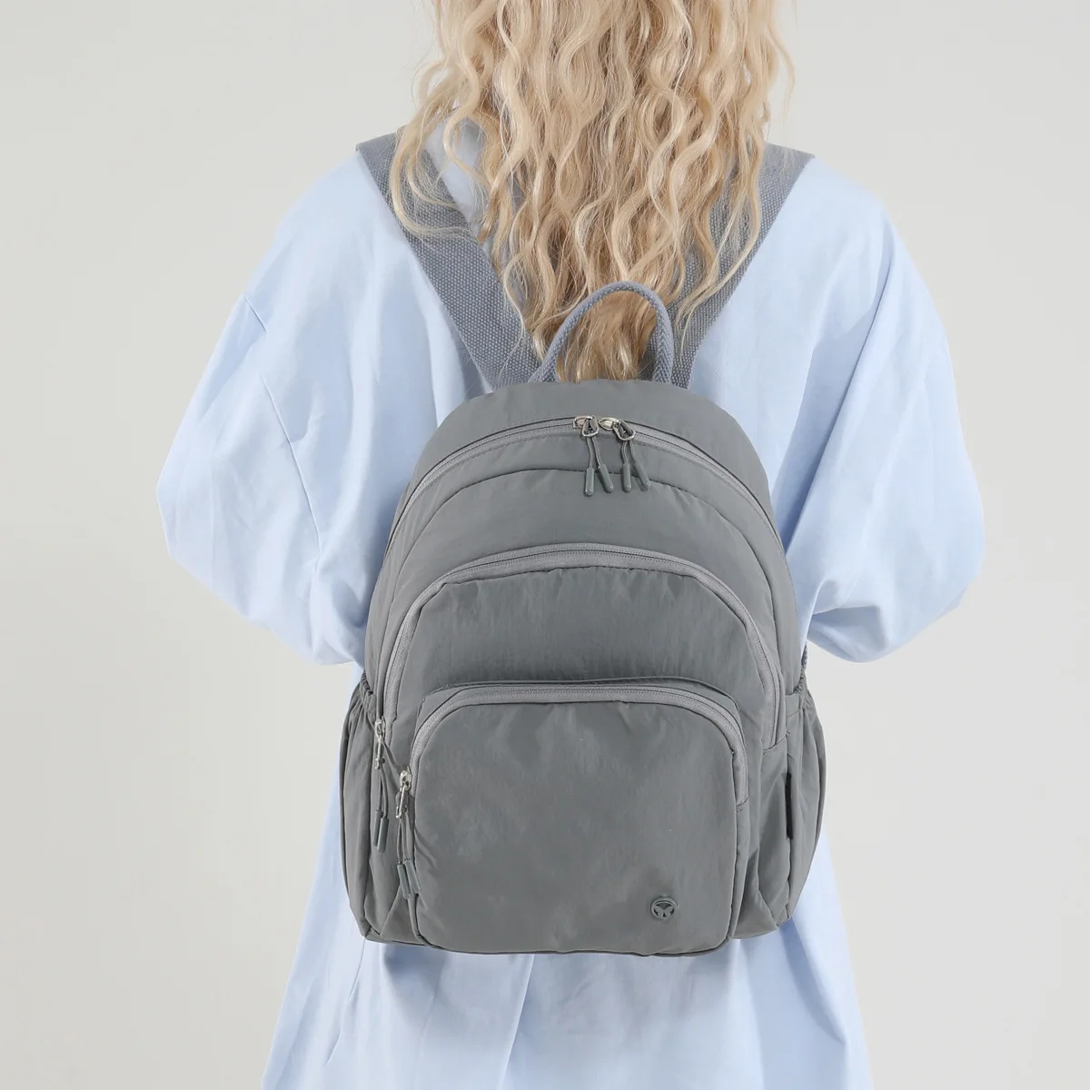 

Нейлоновый рюкзак 2025 для женщин, новый стиль, школьная сумка, повседневная однотонная, легкая, водостойкая