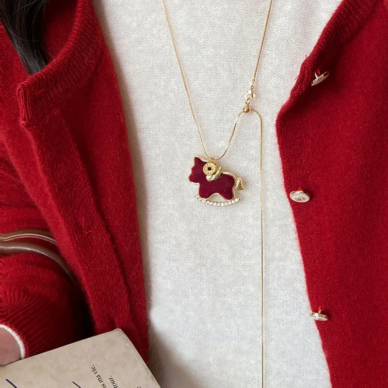 

Red Velvet Pony Pendant Necklace Long Plush Ribbon Horse Design Lightweight Autumn Winter Sweater Chain Daily Jewelry