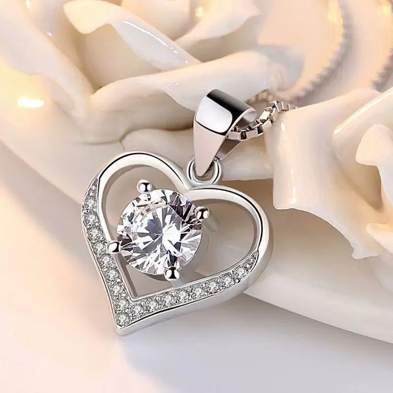 2025年 ハート型チタン鋼ネックレス レディース、ハート型ホワイトジルコン鎖骨チェーン、ファッショナブルな女性用ジュエリー