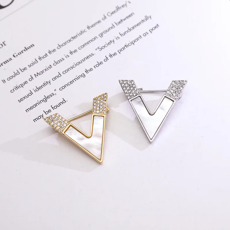 Korean MultiFunction Brooch Pin Anti Exposure Buckle For Women T Shirt Excellent Shell Crystal V Type Brooches Ornament Jewelry